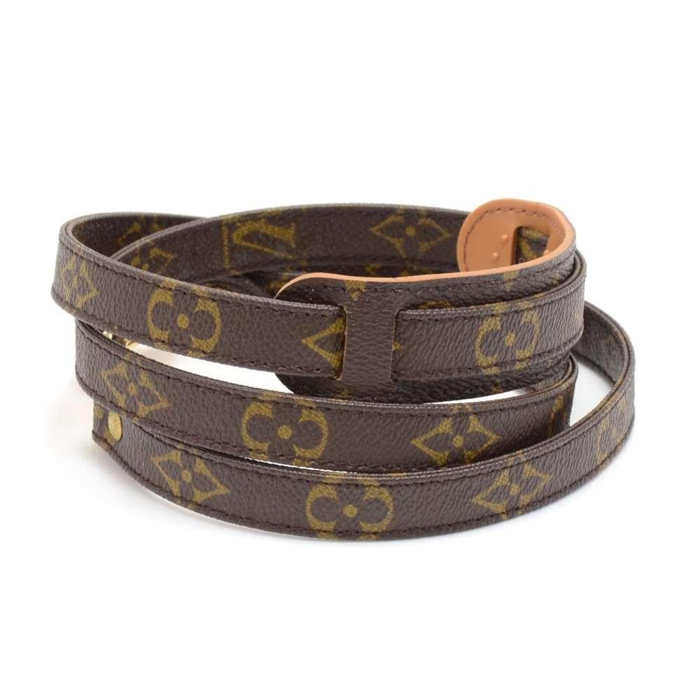 Louis Vuitton brown monogram canvas shoulder strap which can be attached to many small to medium sized Louis Vuitton bags. It comes with a shoulder grip pad. SKU: LP727

Made in: France
Serial Number: 
Size: 46.9 x 0.6 x 0.1 inches or 119 x 1.6 x