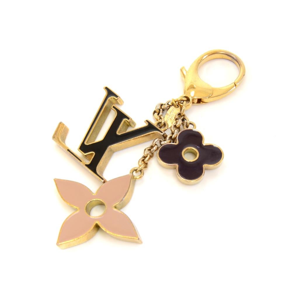 Louis Vuitton Key holder/Bag charm. The charms are the classic LV logos. Very cute and chic. Great for keeping your keys together or for accessorizing your bag! SKU: LP612

Made in: Italy
Serial Number: DI0135
Size: 5.5 x 0.3 x 1.5 inches or 14 x