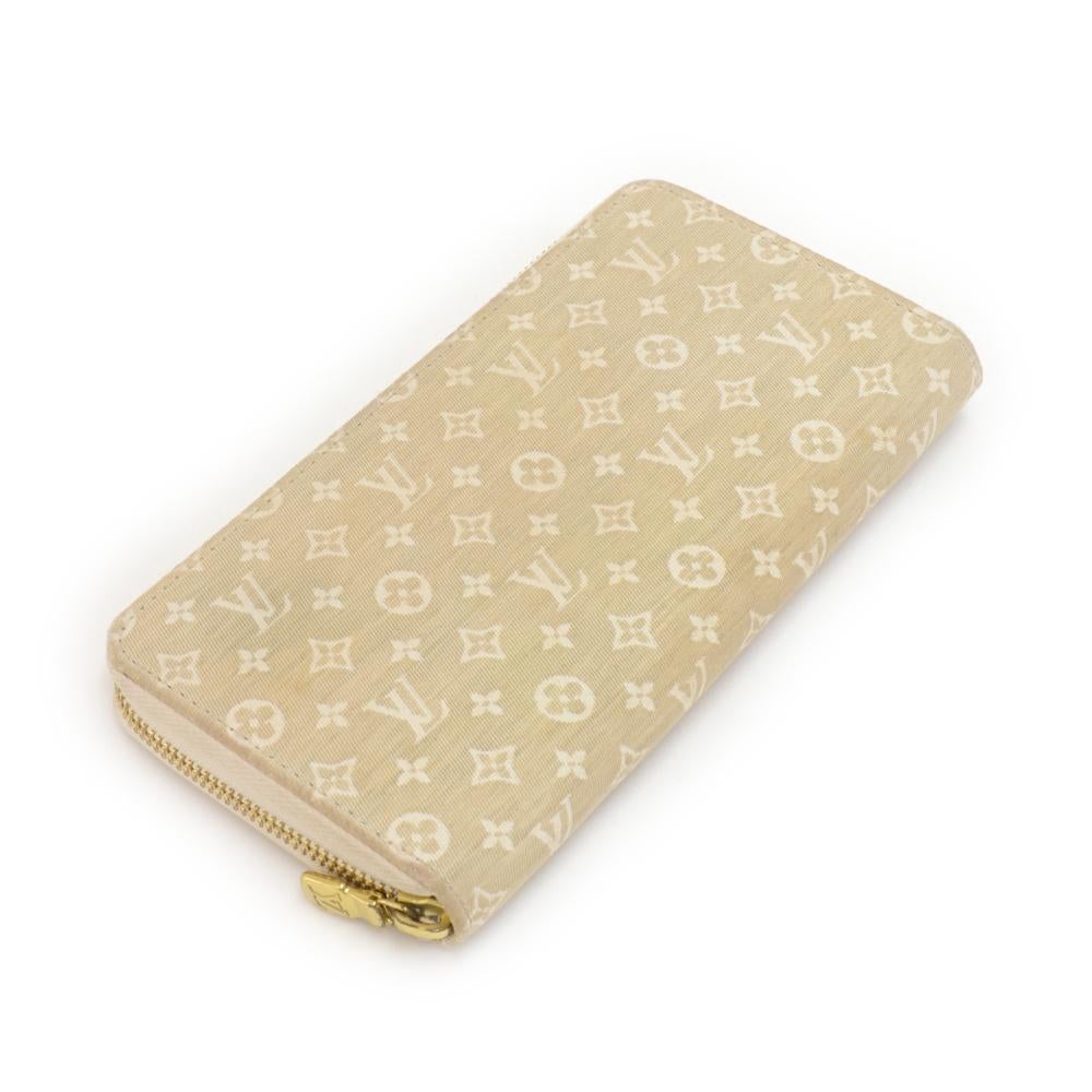 Louis Vuitton Zippy Wallet in monogram mini lin. It has a wrap around gold-tone zipper opening. Inside is lined with white canvas and has 8 card slots with 2 thin slip pockets, 2 compartments for your bills/notes/receipts, another thin slip pocket,