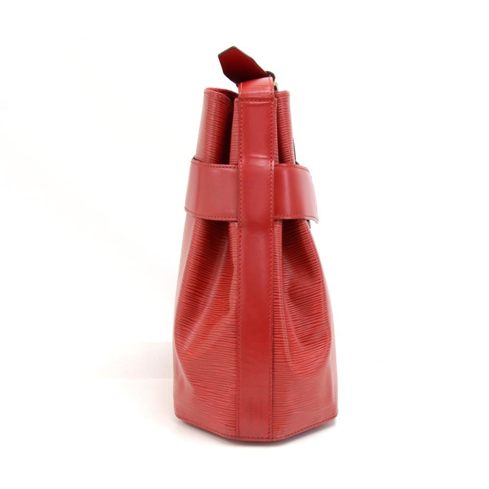 Vintage Louis Vuitton Sac D'epaule PM Red Epi Leather Shoulder Bag In Good Condition For Sale In Fukuoka, Kyushu