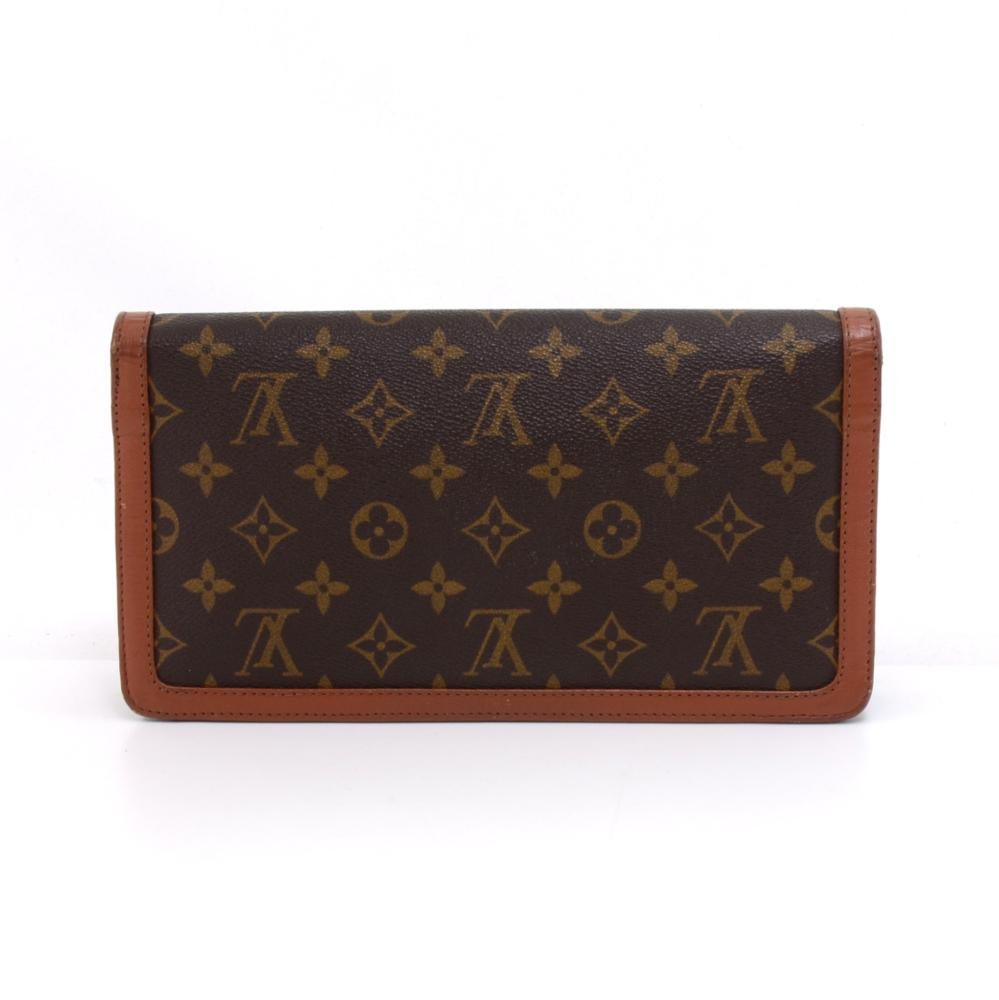 This vintage classic Louis Vuitton Clutch bag in Monogram canvas. It features a thick brown leather trim, flap with stud closure. Inside has one zipper pocket and one open pocket. SKU:LQ299

Made in: France
Serial Number: 851
Size: 10.2 x 1.2 x 5.5