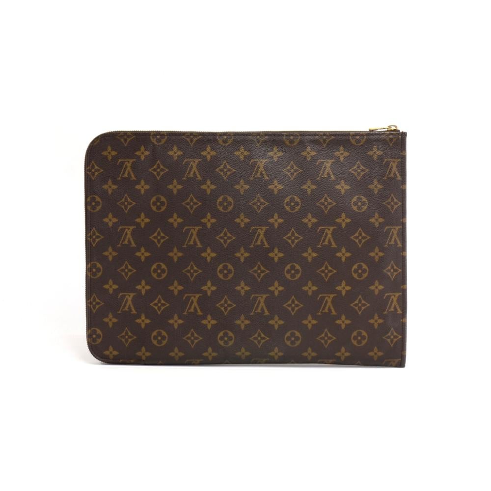 Vintage Louis Vuitton Poche Document case. Top is closed with brass zipper. Great for anyone who needs to carry documents in nice and organized style. Could be used as laptop case as well! SKU: LQ310

Made in: France
Serial Number: TH0963
Size: 15.4