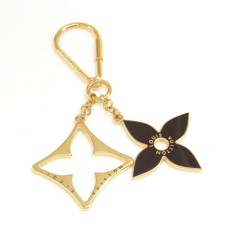 Louis Vuitton gold tone Key holder / Bag Charm. Made of two pieces in the shape of the iconic floral Louis Vuitton logo. Great for accessorizing your keys or bag! SKU: LQ139 

Serial Number: No visible date code
Size: 5.3 x 2.2 x 0.1 inches or 13.5