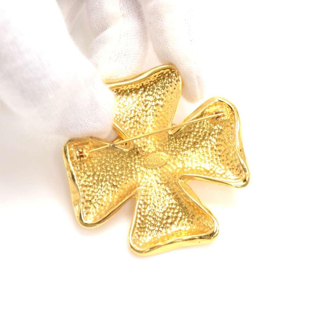 Orange Vintage Chanel Gold-Tone Logo Mania 4 Leaf Clover Motif Brooch For Sale