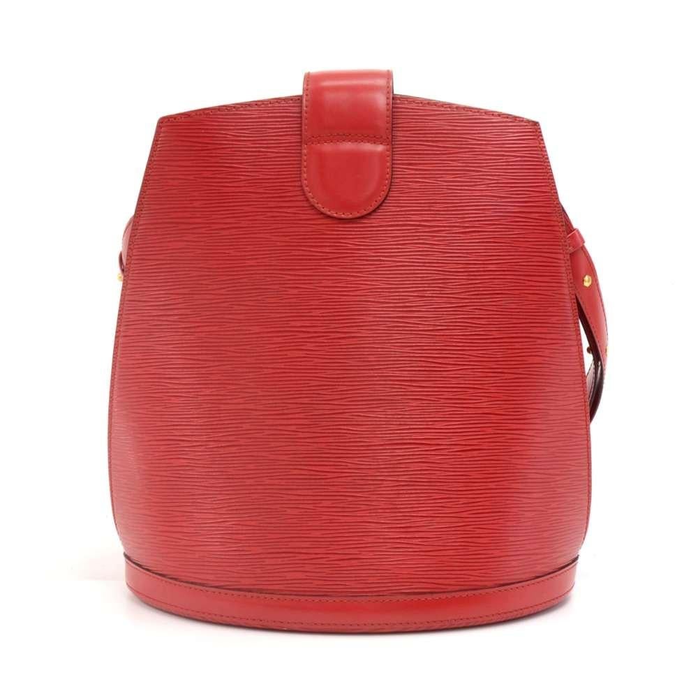 Vintage Louis Vuitton epi leather Cluny bag. It has a small top flap closure with twist lock. The leather strap is adjustable. Inside has 1 open pocket and is in lovely red alkantra lining. This item is discontinued! Great for all your daily needs.