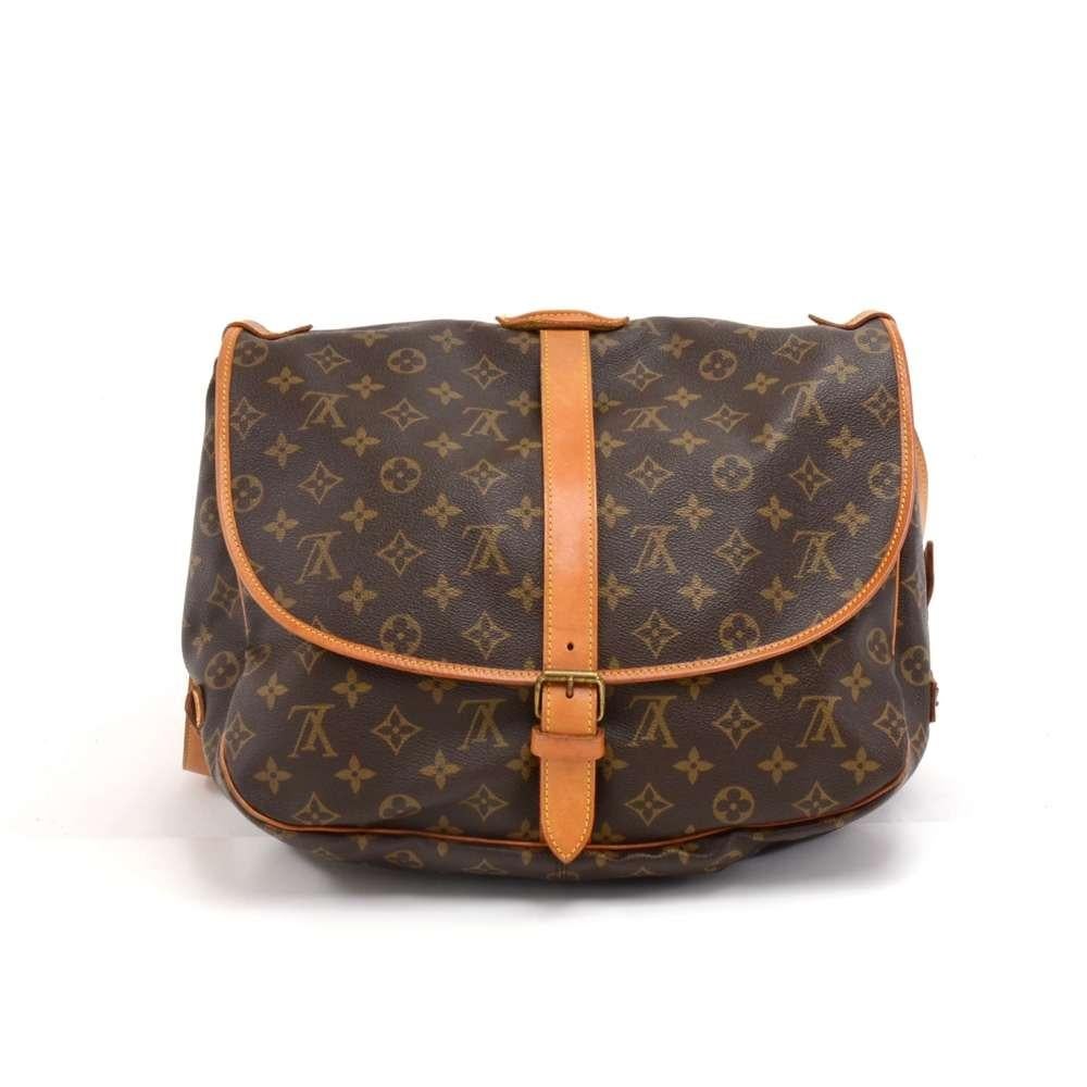Louis Vuitton Saumur 35 a great shoulder bag. 2 separate compartments with flap and leather belt closure. Adjustable leather strap could be worn across the body or on one shoulder. Excellent for everyday or for traveling. SKU: LQ486

Made in: