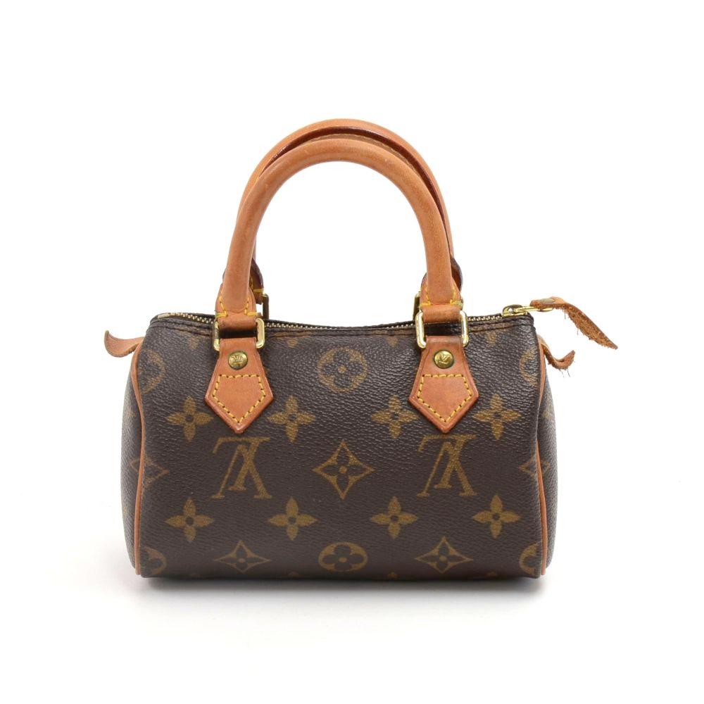 Louis Vuitton handbag Mini Speedy Sac HL. A cute smaller size of the Louis Vuitton Classic. Can be hand with the rounded handles. Brass zipper securing access. Inside is in brown lining. Very cute item to have. SKU: LQ562

Made in: France
Serial