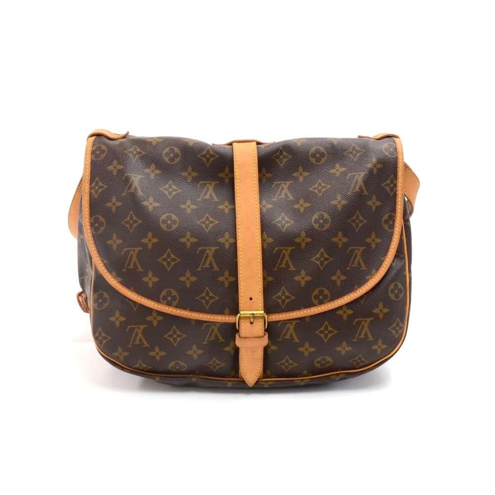 Authentic Vintage Louis Vuitton Saumur 30 shoulder bag. Two separate compartments with flap and leather belt closure. Adjustable leather strap could be worn across body or on one shoulder. Excellent for everyday or for traveling. SKU: LQ469

Made