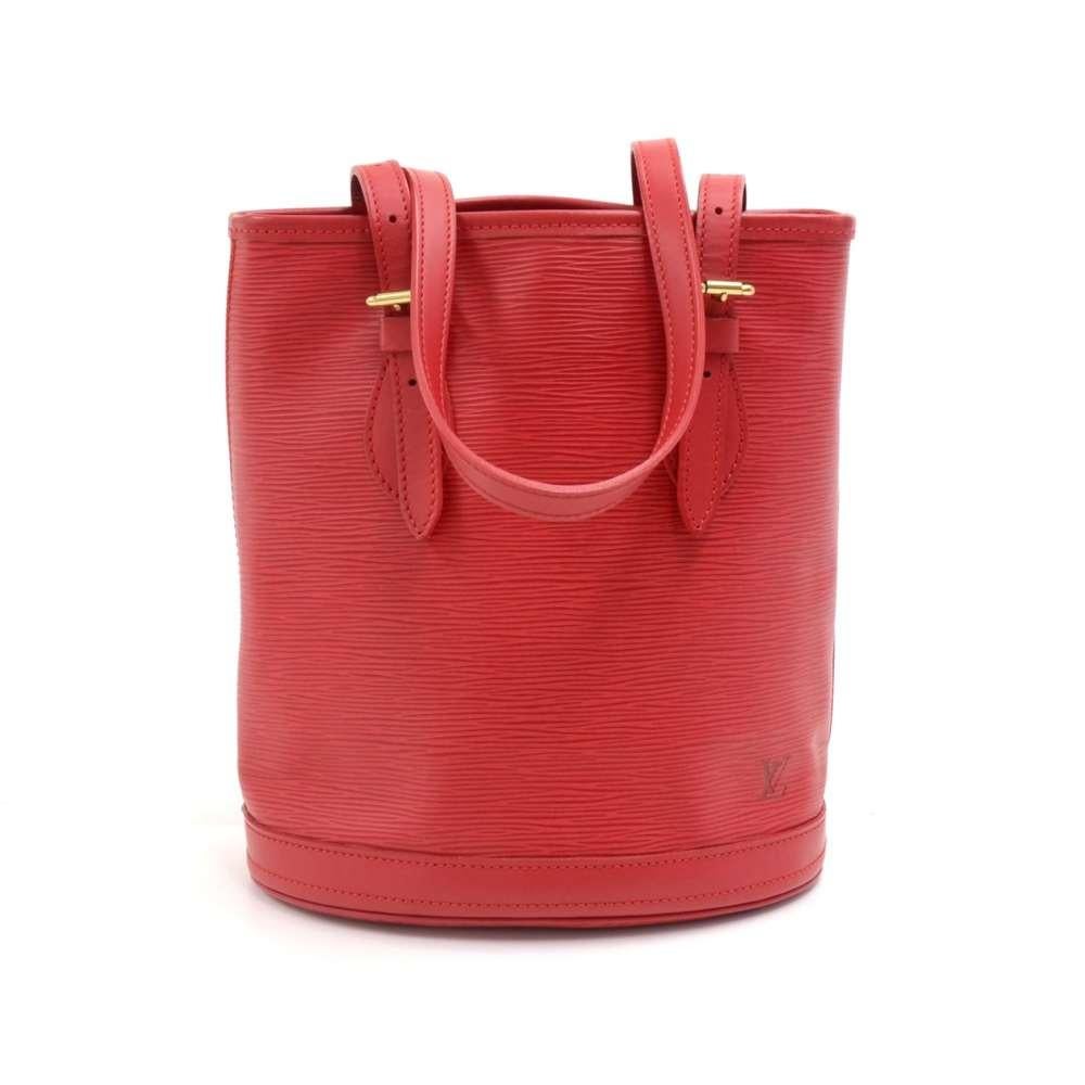 Louis Vuitton Bucket PM in epi leather. Supple and spacious bag carried on one shoulder or in hand with adjustable straps. Inside are 2 pockets: 1 opened and 1 with a zipper. Very rare item to find.Comes with a matching pouch that can be attached