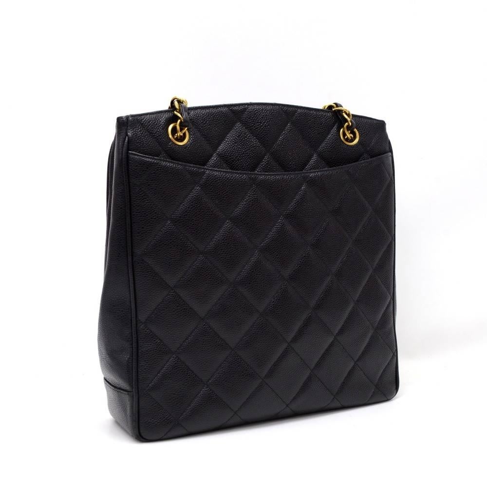 Chanel shoulder bag in black quilted caviar leather. Outside has 1 open pocket on each side. Top area has large CC Twist lock closure. Inside has 2 zipper pockets. Carried on one shoulder or in hand. Perfect for daily use with great capacity

Made