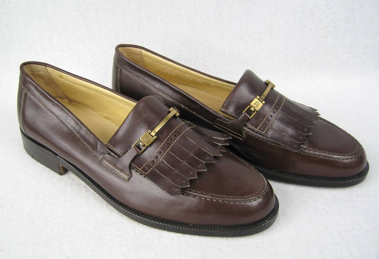 Pair of fabulous Gucci Loafer New Never worn
Size 42 Men's 
Can be worn by both women and men
In amazing condition 
Measuring 4 w x 11.5  toe to heel
Any question please call or Hit request more information