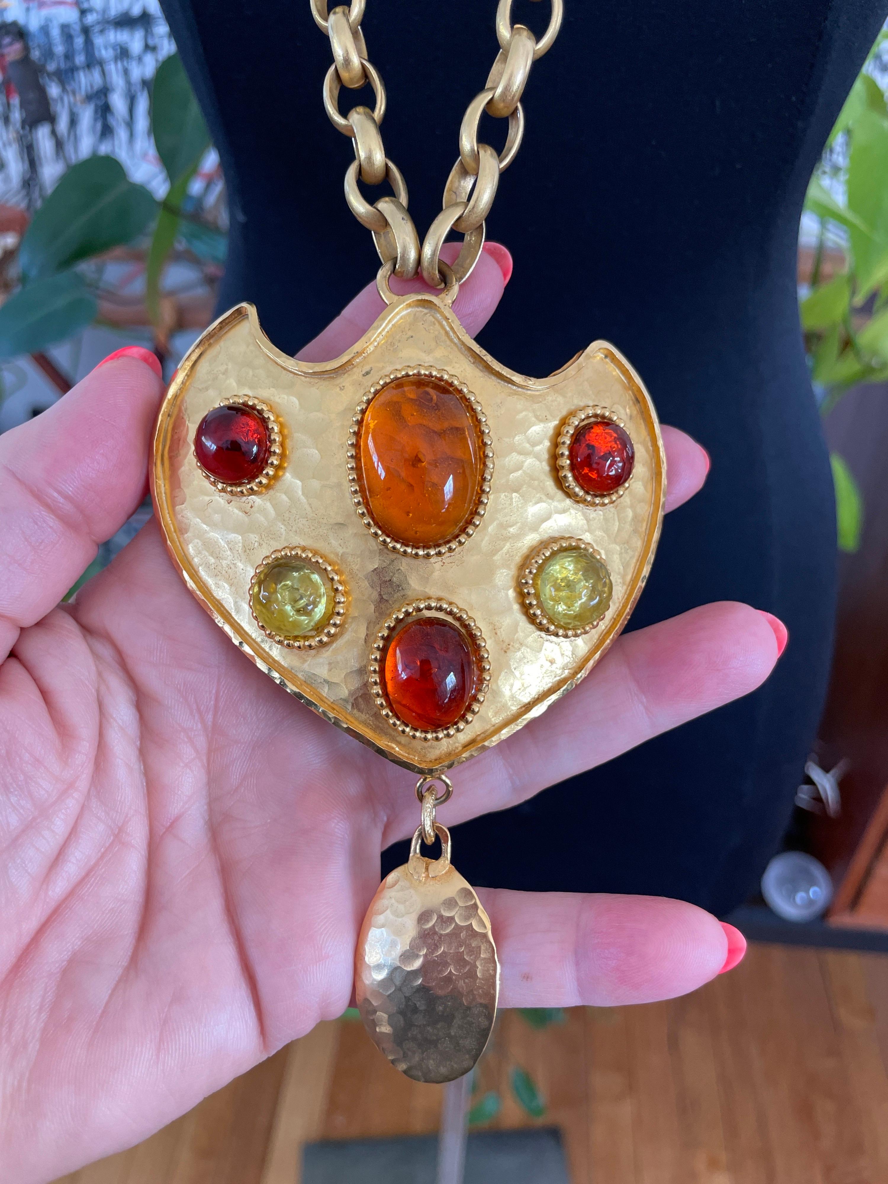Collana con scudo in vetro gripoix di Dominique Aurientis del 1980 Nuova, mai indossata in vendita 3