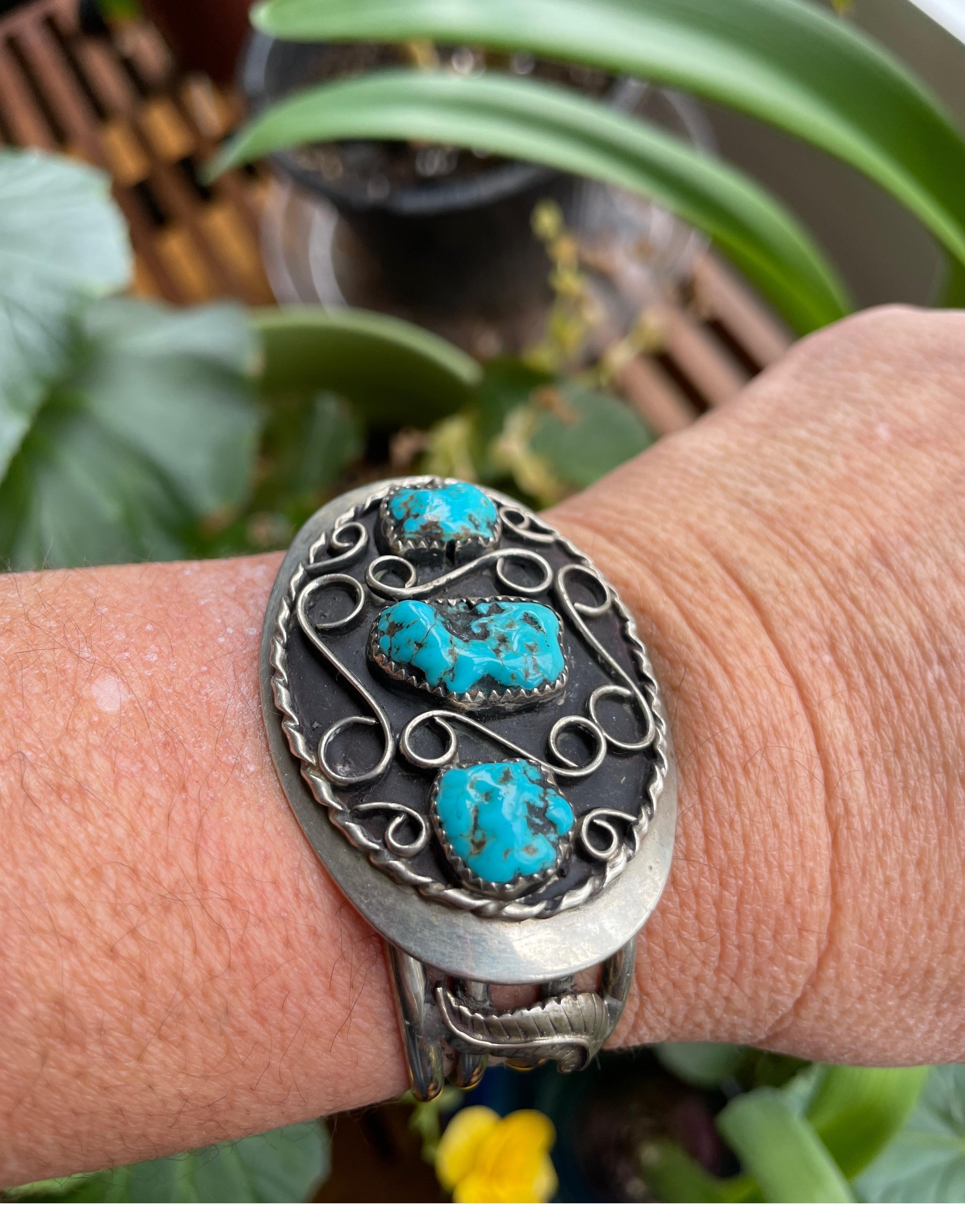 Bracciale in argento Navajo con 3 turchesi Old Pawn Nativi Americani in vendita 4