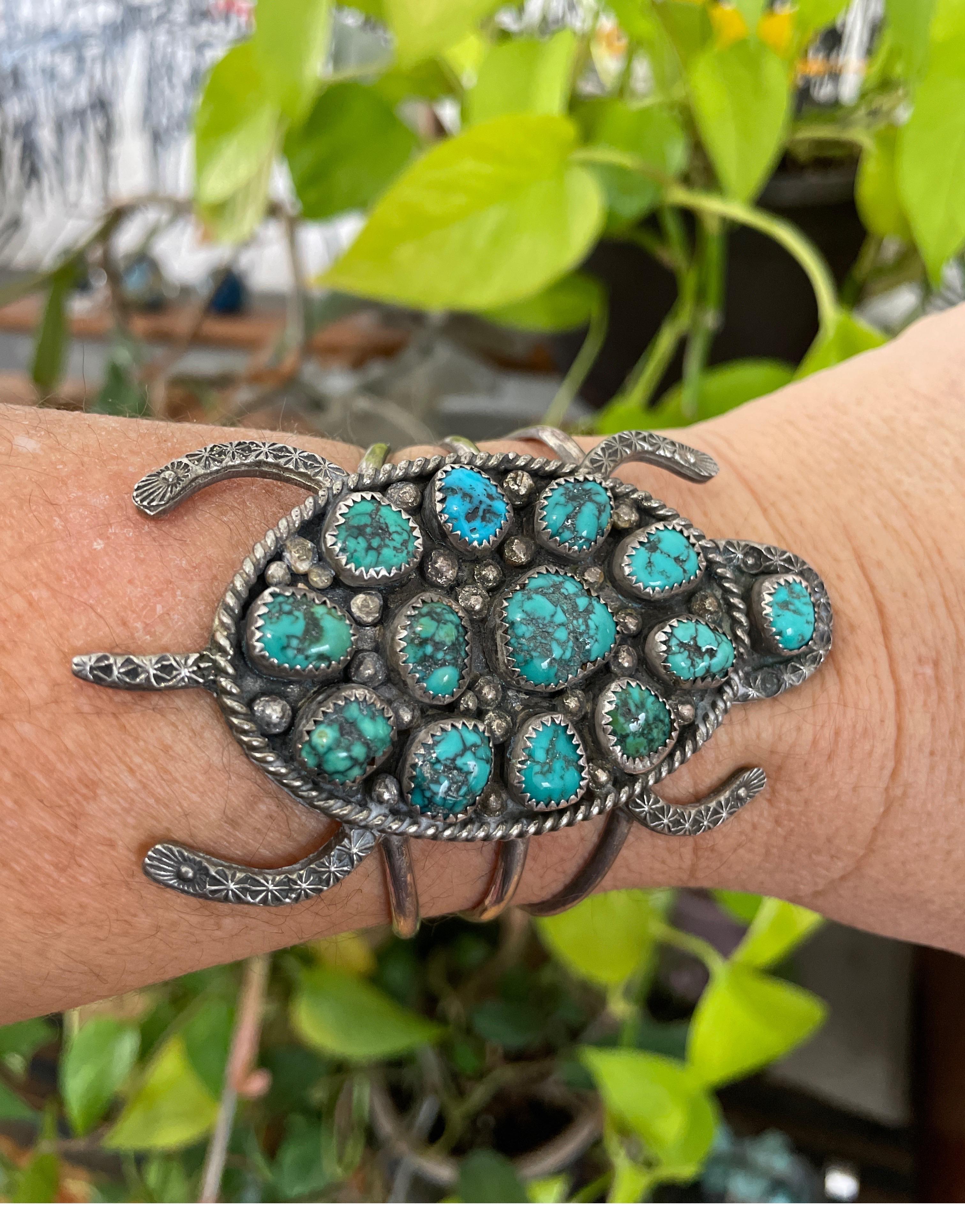 Braccialetto in argento massiccio con tartaruga e turchese di Pawn Southwestern Navajo in vendita 2