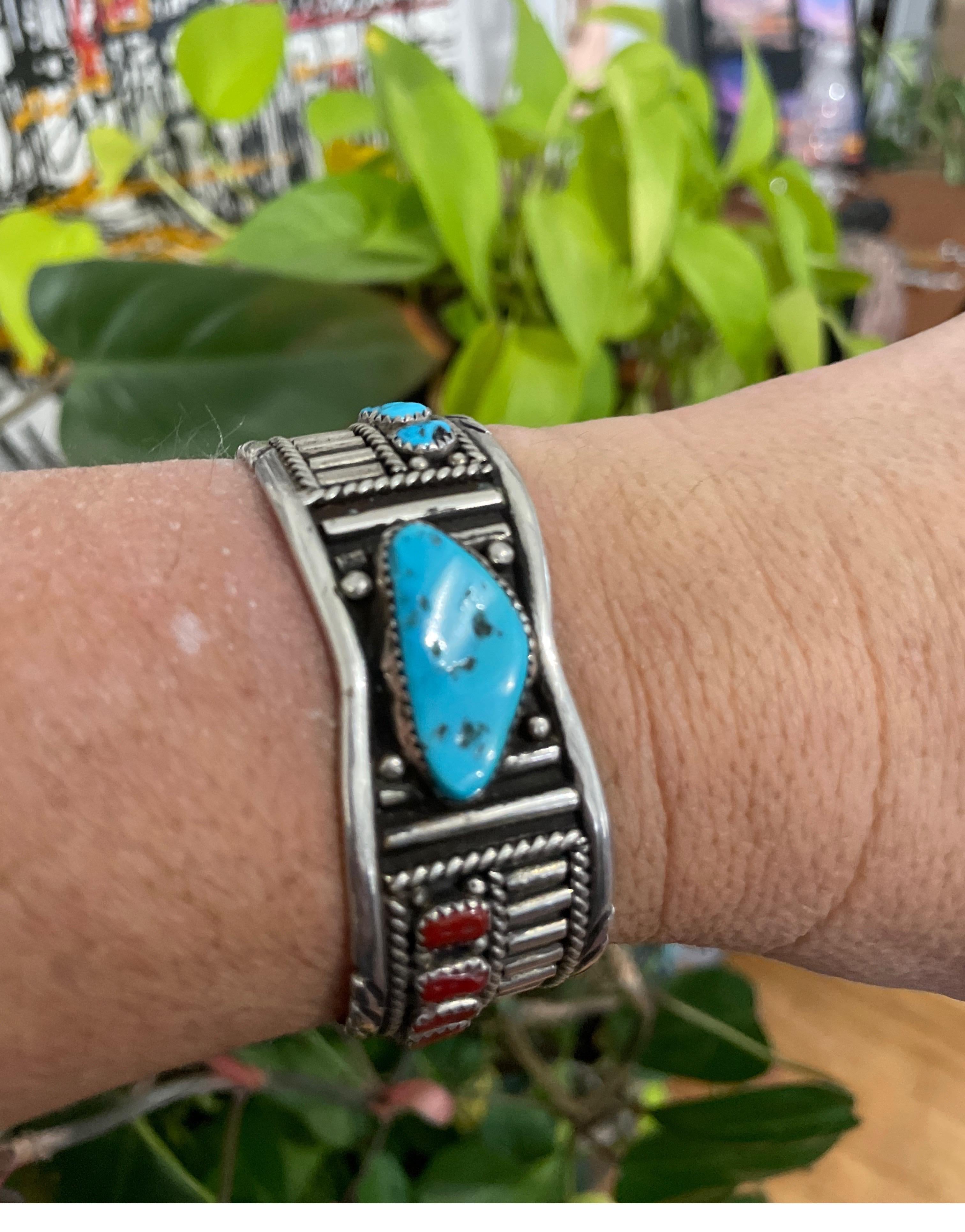 Bracelet manchette Navajo en argent sterling et argent sterling avec turquoise et corail représentant une image de miroir en vente 2