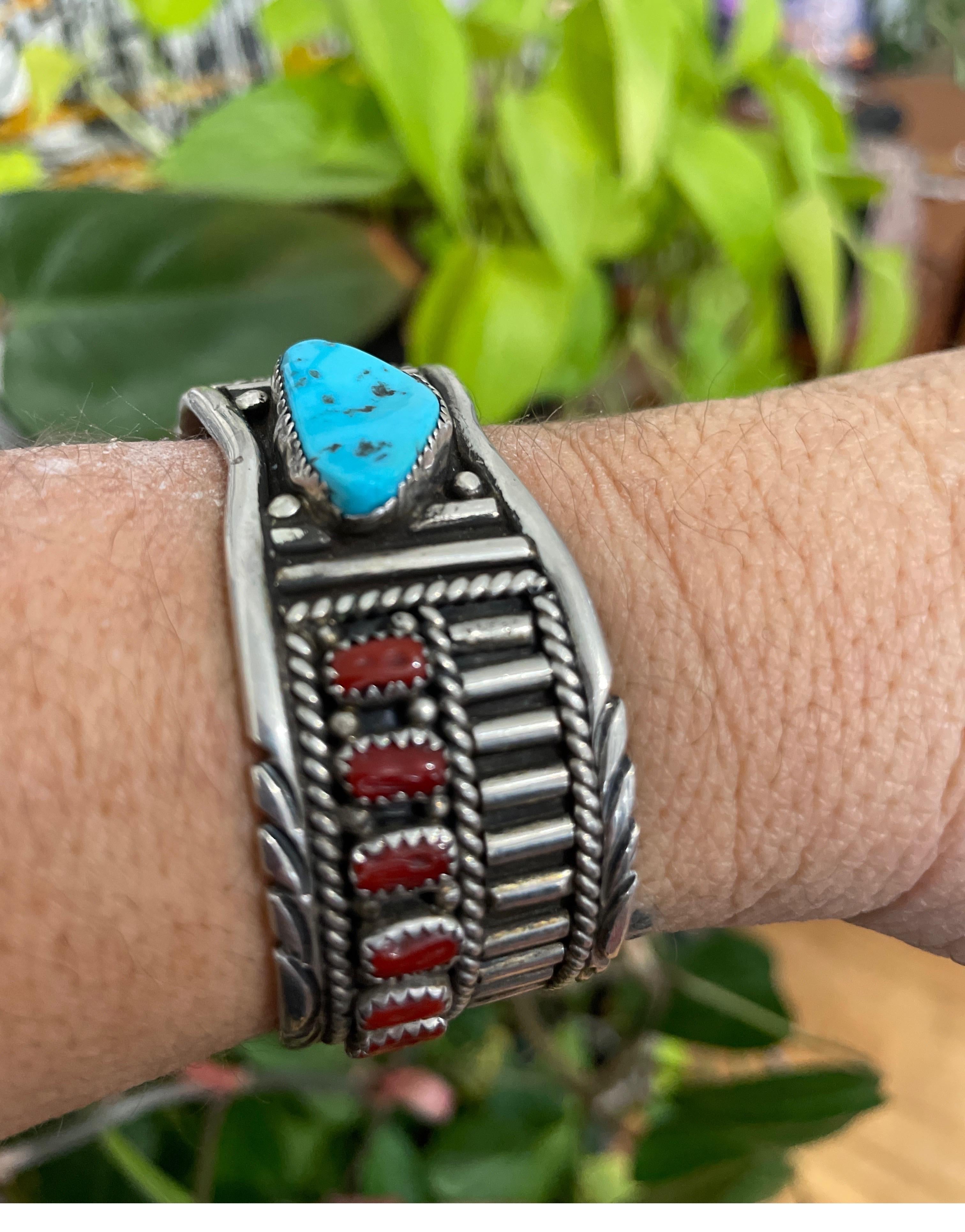 Bracelet manchette Navajo en argent sterling et argent sterling avec turquoise et corail représentant une image de miroir en vente 3