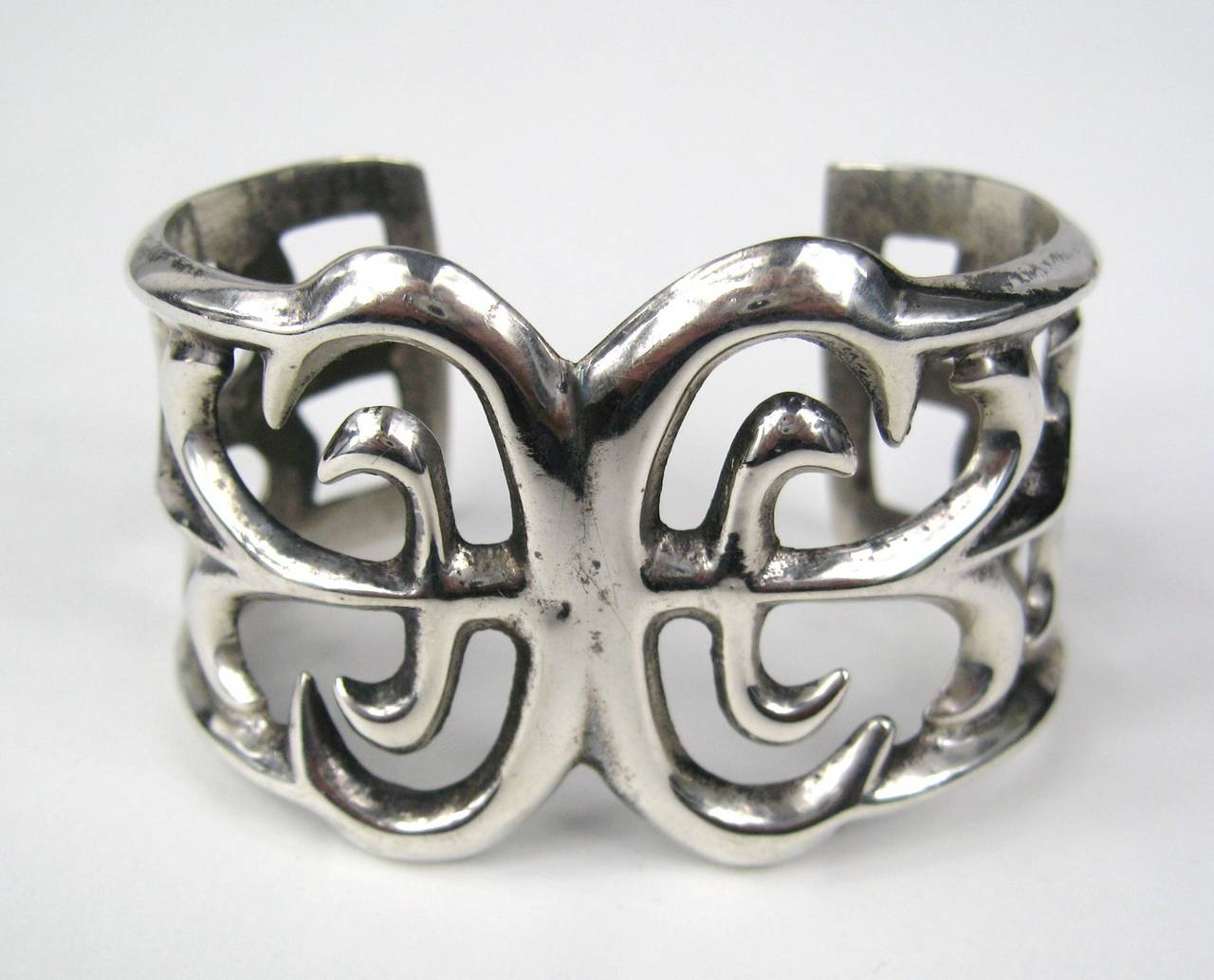 Navajo Sterling Silver sand cast cuff bracelet.

The bracelet is not signed as it is common
for older pieces from the pre 1950 era.
Furthermore it has a great patina and is in
perfect condition
Measures 1.67