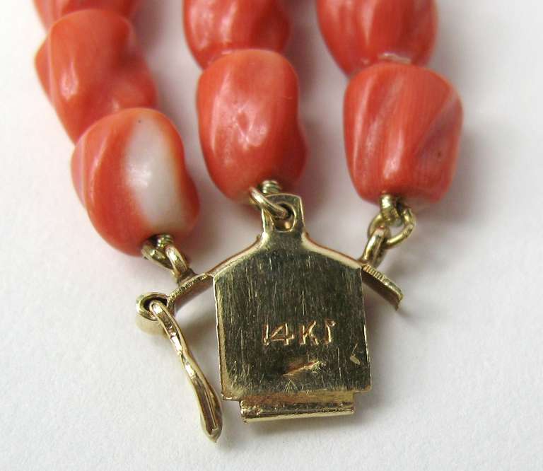 14 Karat Gold Coral  Bracelet Floral accent In Good Condition For Sale In Wallkill, NY