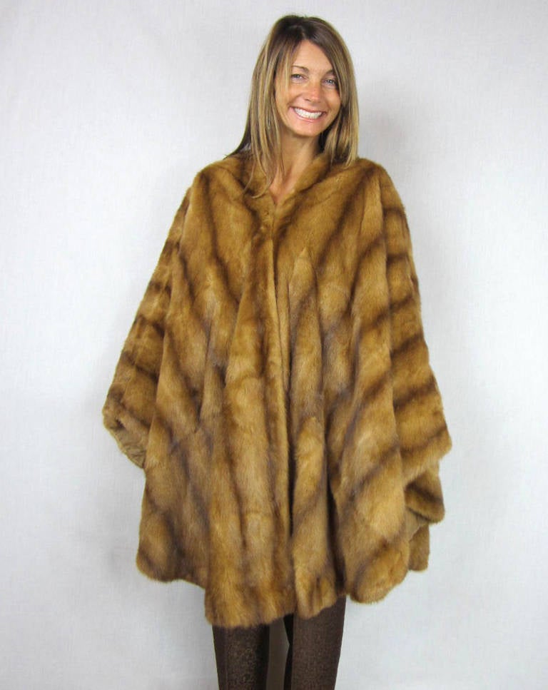 Vintage Mink Revisable Mink Fur cape O/S In Excellent Condition In Wallkill, NY