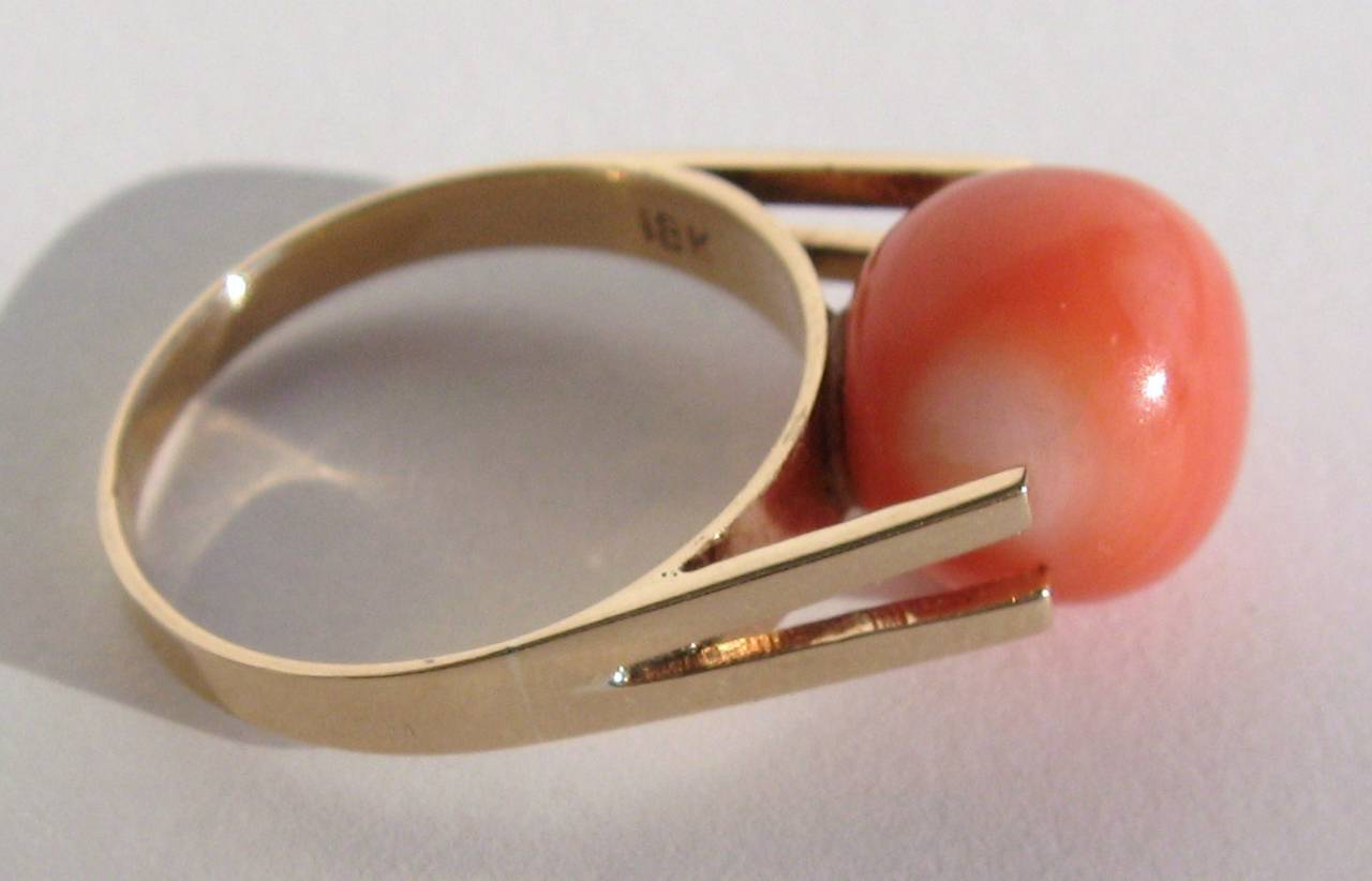 Stunning Modern Coral Ring set in 18K gold 
Size 8 which can be sized by us or your jeweler 
11 mm round coral ball

Any questions please call or hit 