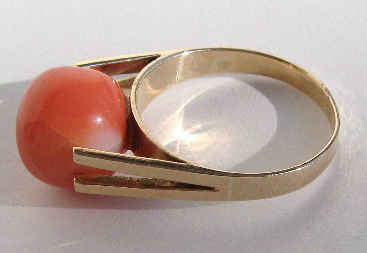 Modernist 18K Gold Coral Ring 1960s In Excellent Condition In Wallkill, NY