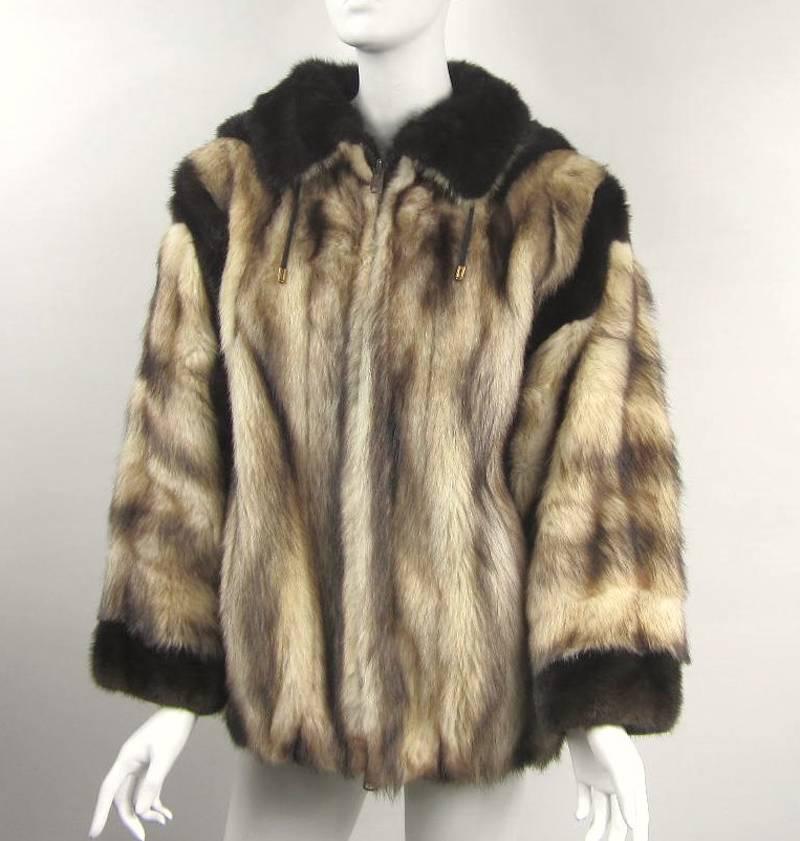 Colori straordinari per questa giacca anni '80
Fitch con visone
Cappuccio staccabile in visone 
Doppia cerniera 
Chiusure a strappo intorno al collo 
Maniche a soffietto 
Pelliccia morbida e soffice 
Misure 
fino a 40