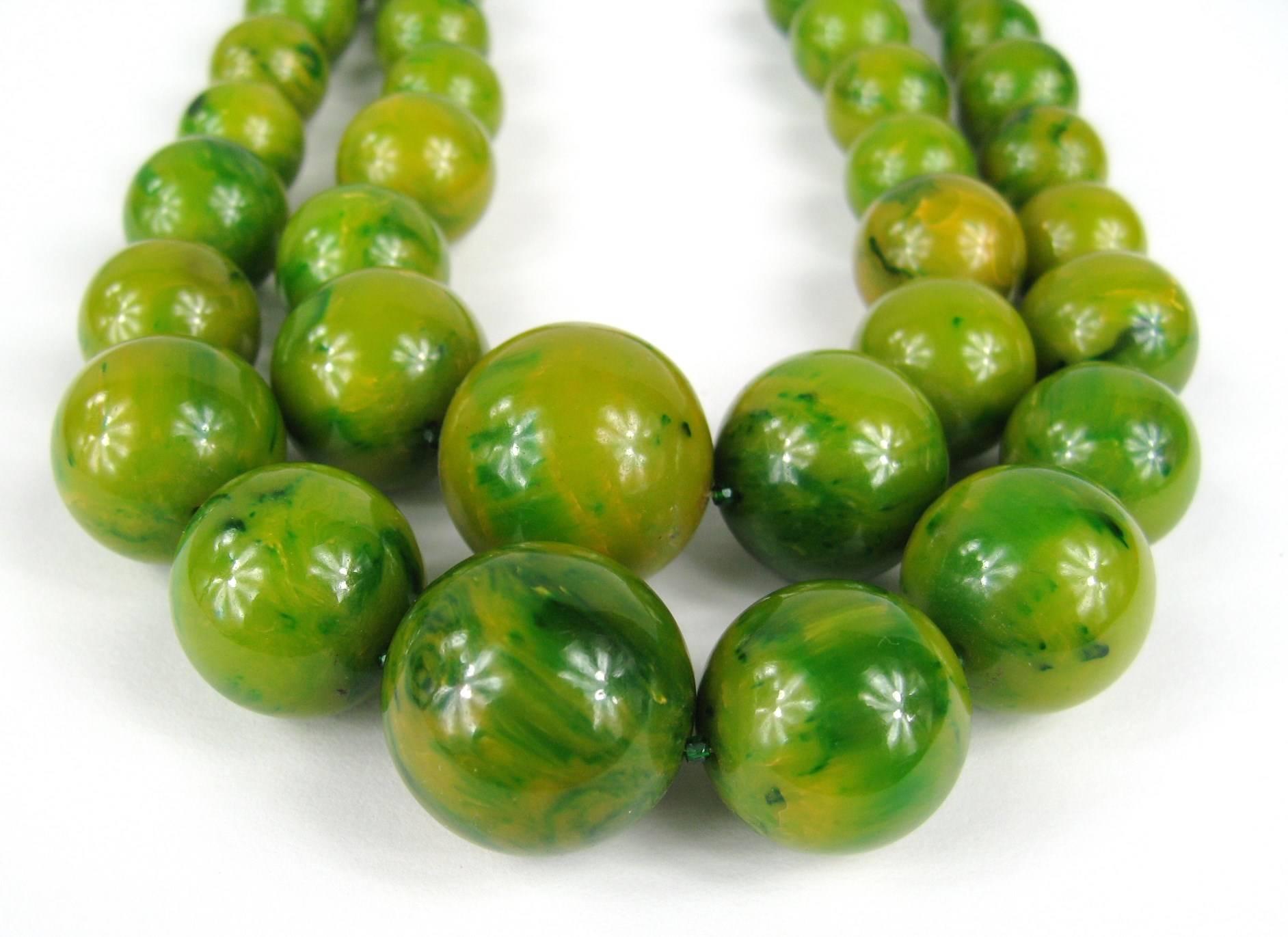 Vintage Original 1930s Green Marbleized Bakelite Double Strand Necklace  In Excellent Condition In Wallkill, NY