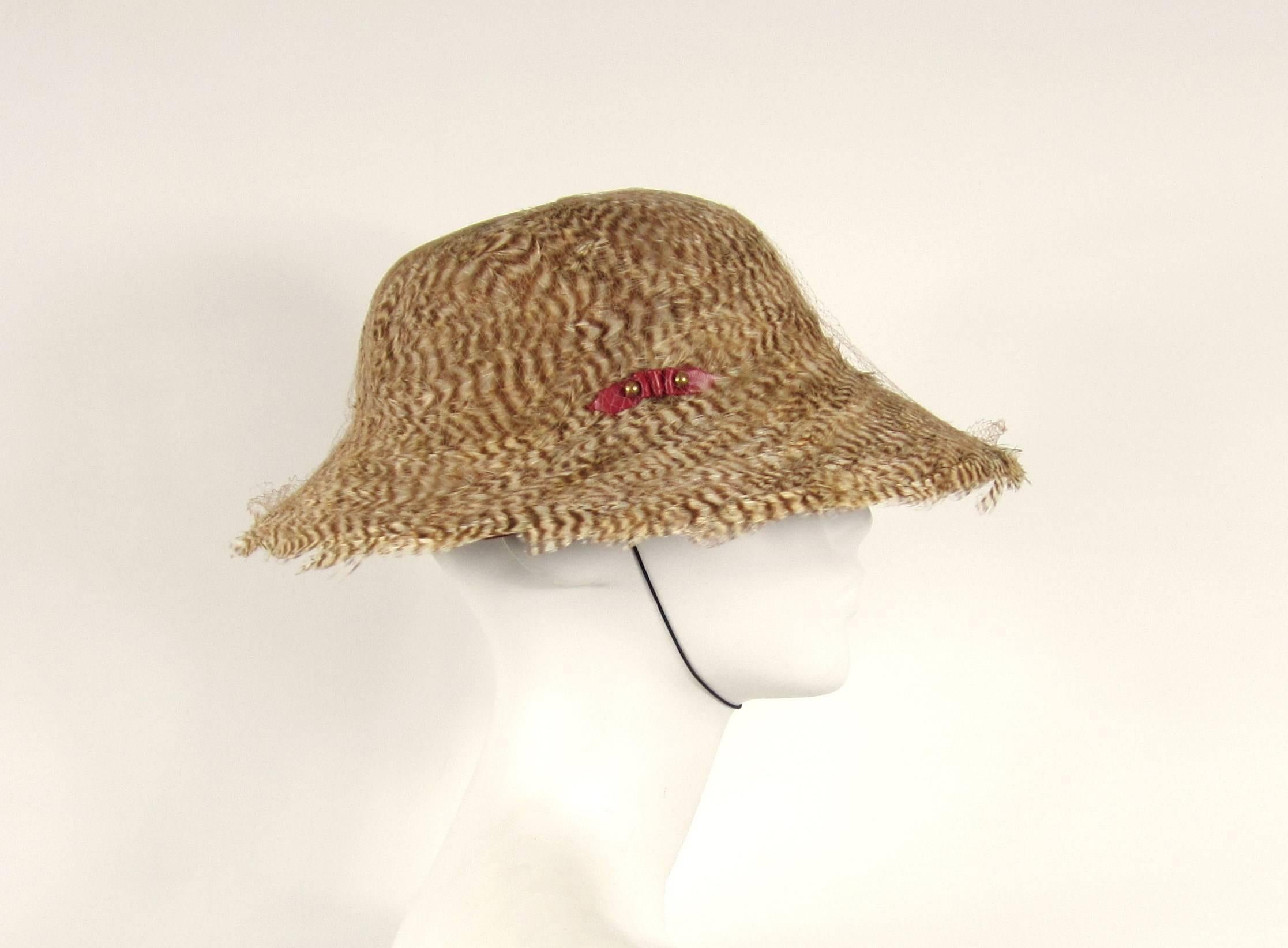 Stunning 60s hat 
Feathers surrounded the entire top with a hardly noticeable netting 
Wool 
22