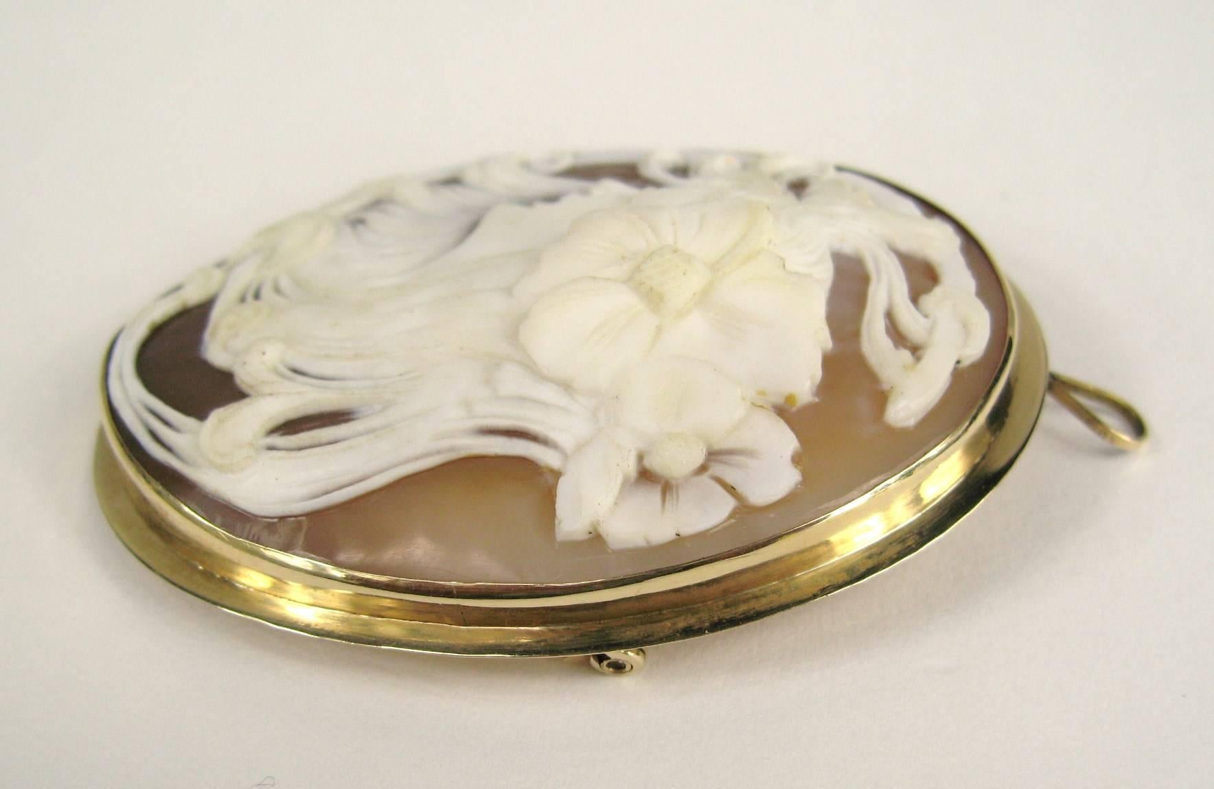 Stunning Gold Antique Cameo Pin - Pendant Lovely lady  In Excellent Condition In Wallkill, NY