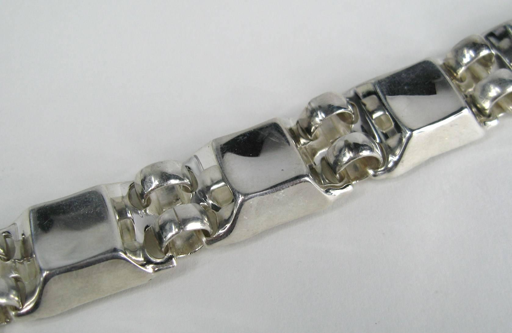 Out of a massive collection of RLM from the late 1980s early 90s New old stock never worn 
Robert Lee Morris link bracelet 
Toggle closure 
Hallmarked on the back of the bracelet 
Measuring 8