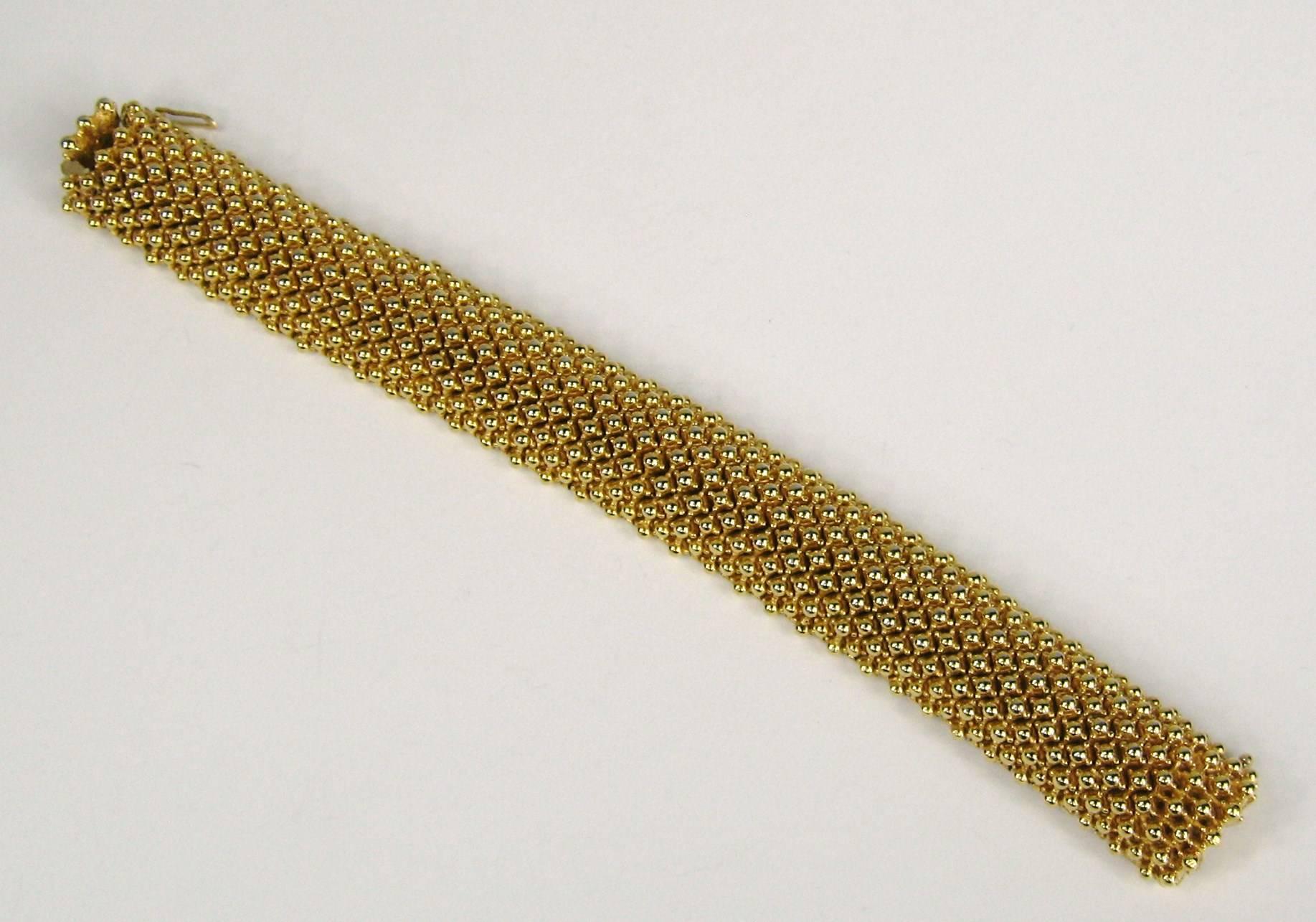 Large Gold Tone CINER Bracelet
Another fabulous piece of Ciner Jewelry which has never been worn 
Matching Necklace available as well. Please check our storefront 

Measuring .75