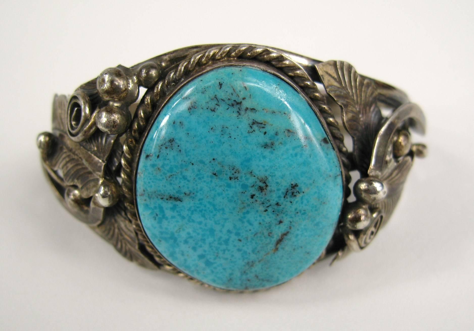 Sterling Silver Native American Navajo Large Turquoise stone Cuff Bracelet In Excellent Condition In Wallkill, NY