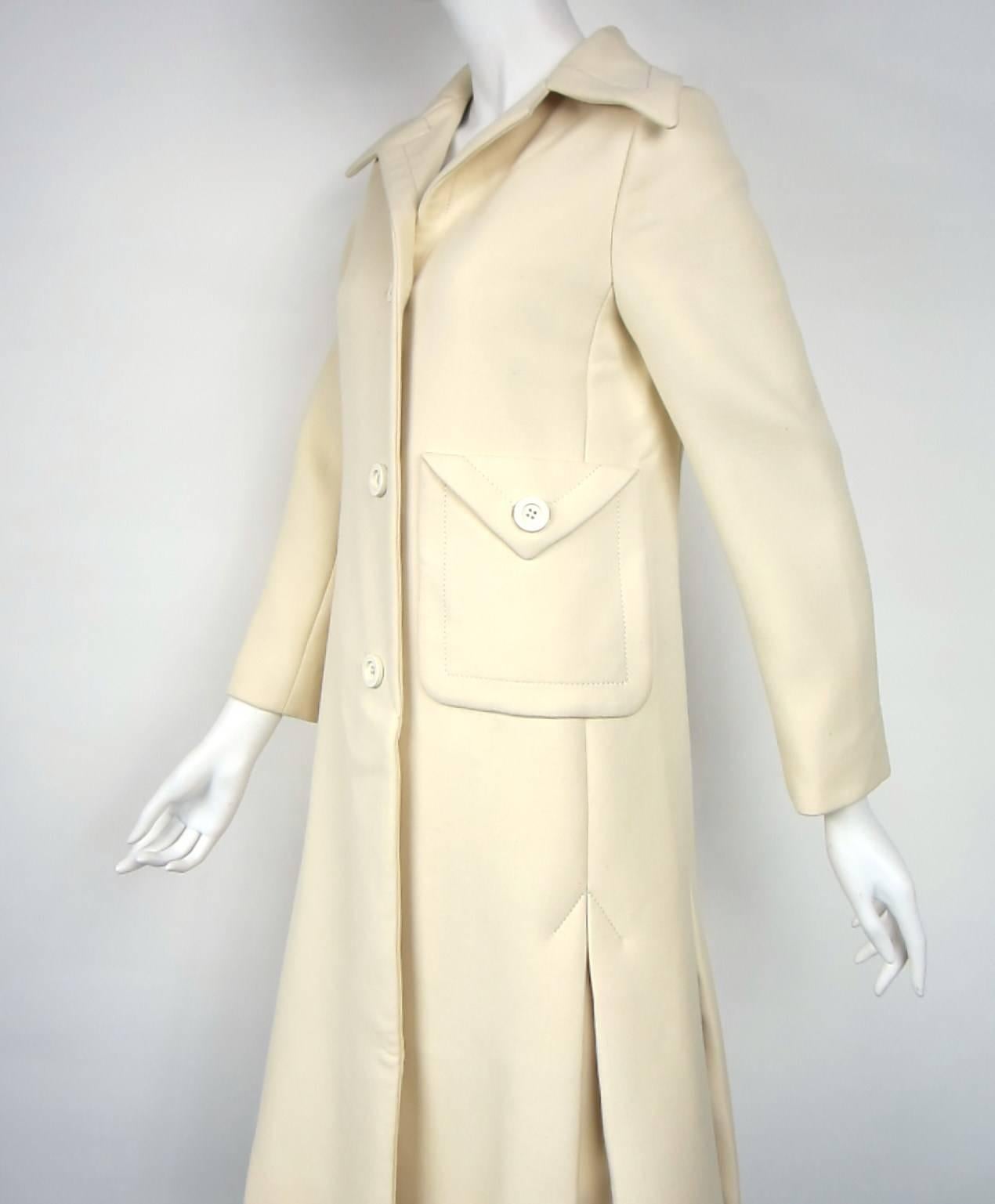 Stunning Cream James Galanos stroller coat
Invented pleated around entire coat 
One pocket
Button down front 
Measures 
32 Inch bust
34 inch waist 
38 inch hips 
23 inch sleeve
42.5 inches in  length

Any questions please call, email or hit request