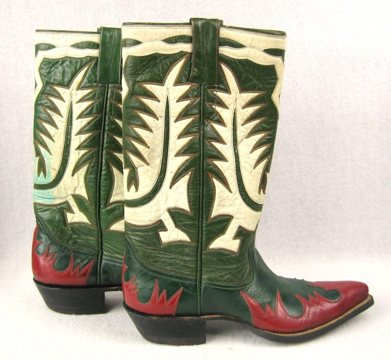 1950s Cool and funky Hand made Early cowboy boots -Red Green and white
Measures 
3.60 w x 11.5 toe to heel 
Heel 1.5 stacked heel
Size 6.5 I'm estimating please use measurements as these are vintage 
Any questions please call, email or hit contact 