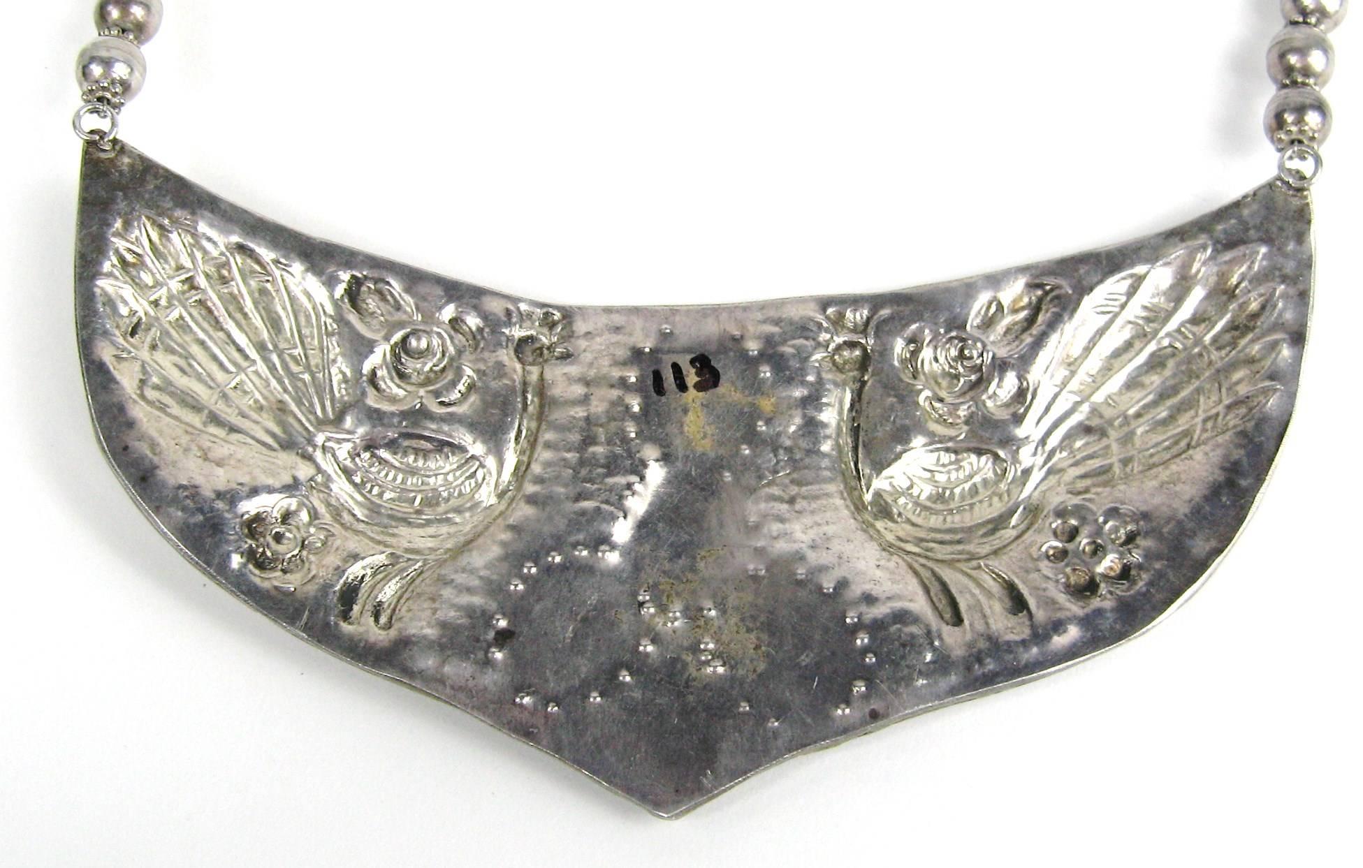 Collana con scudo in turchese martellato in argento 925 Hand Made 1970 In condizioni buone in vendita a Wallkill, NY
