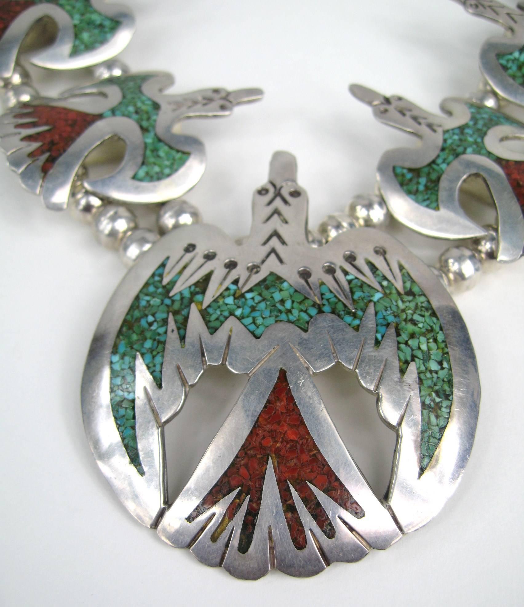 Taille cabochon Collier en argent Peyote avec incrustation d'éclats d'oiseaux Squash Blossom (fleurs de courge) Native American  en vente