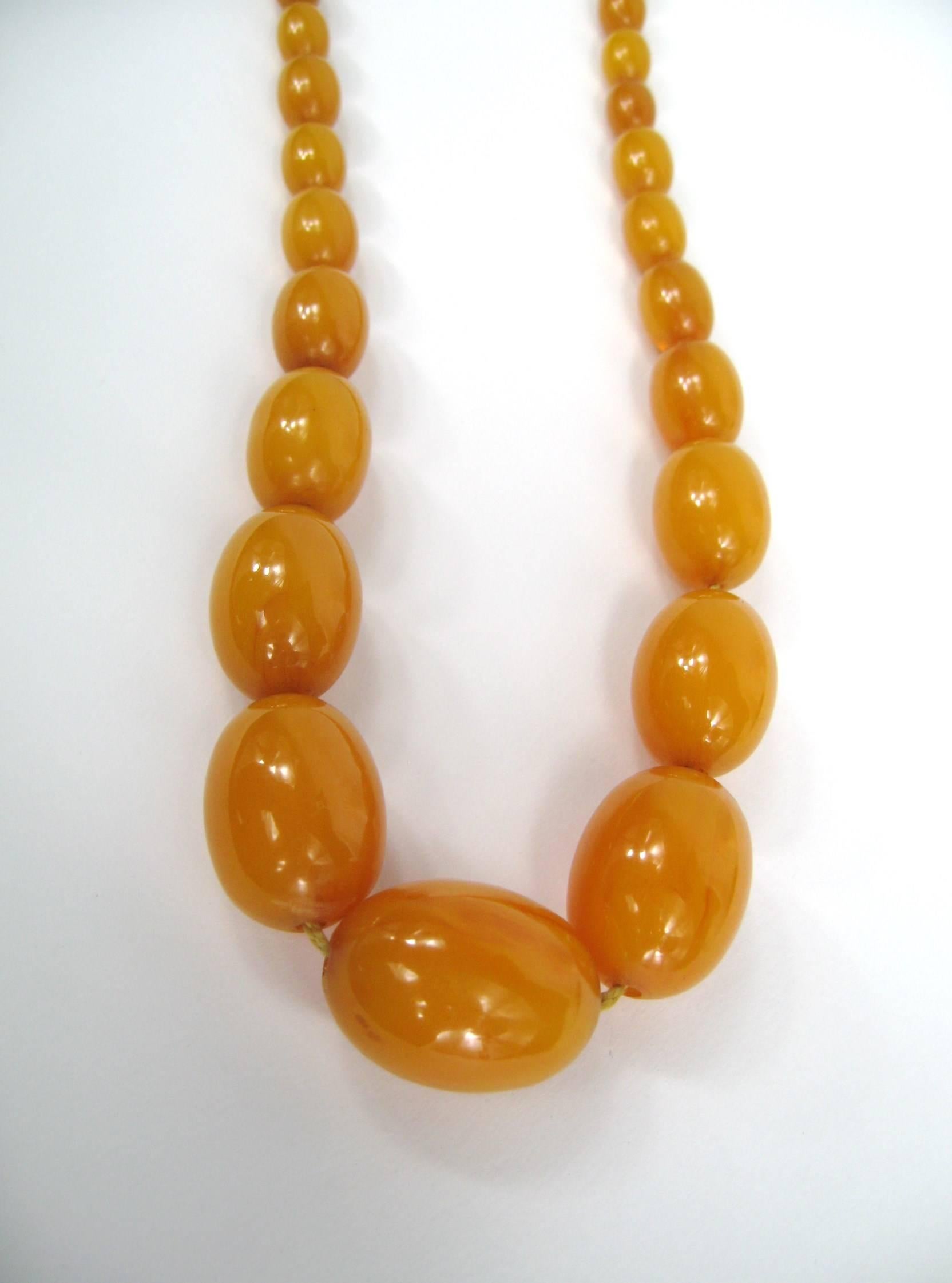 Collier vintage en bakélite perlée Butterscotch des années 1940 Bon état à Wallkill, NY