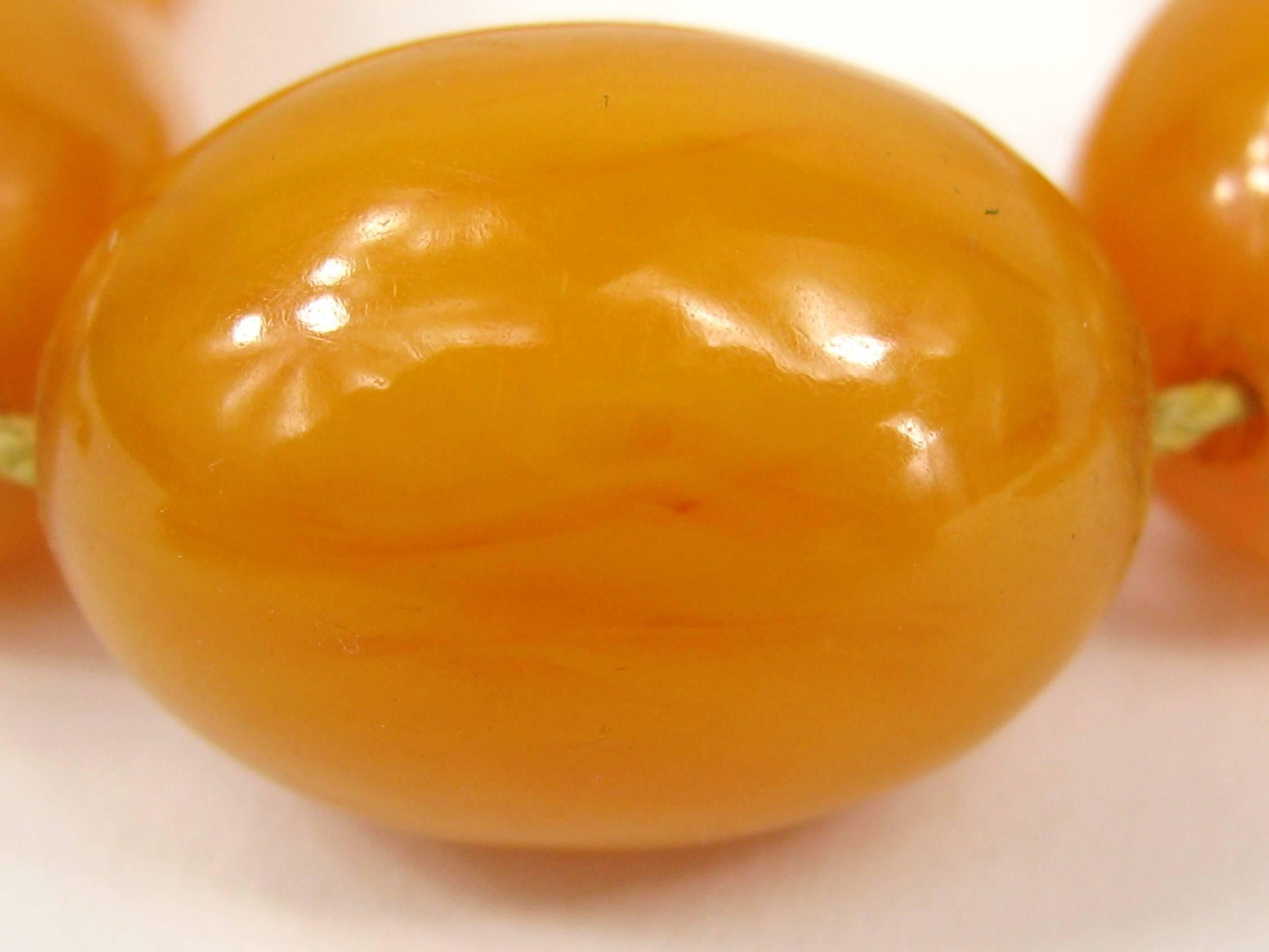 Collier vintage en bakélite perlée Butterscotch des années 1940 1