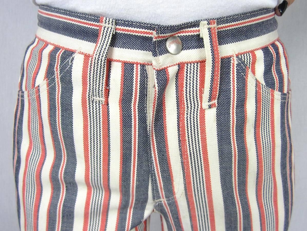 Diese Jeans lag mehr als 40 Jahre lang in einem Geschäft und wurde erst jetzt entdeckt und nie getragen. An diesen flippigen 60er-Jahre-Wranglern sind noch Anhänger angebracht. Etikettiert mit 9/10, passt aber wie eine moderne 2-4. Bitte beachten