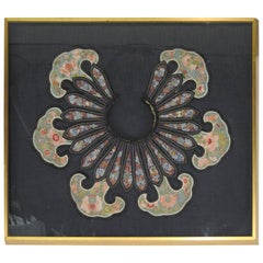 Collier en soie chinoise ancienne avec cadre brodé et brodé 