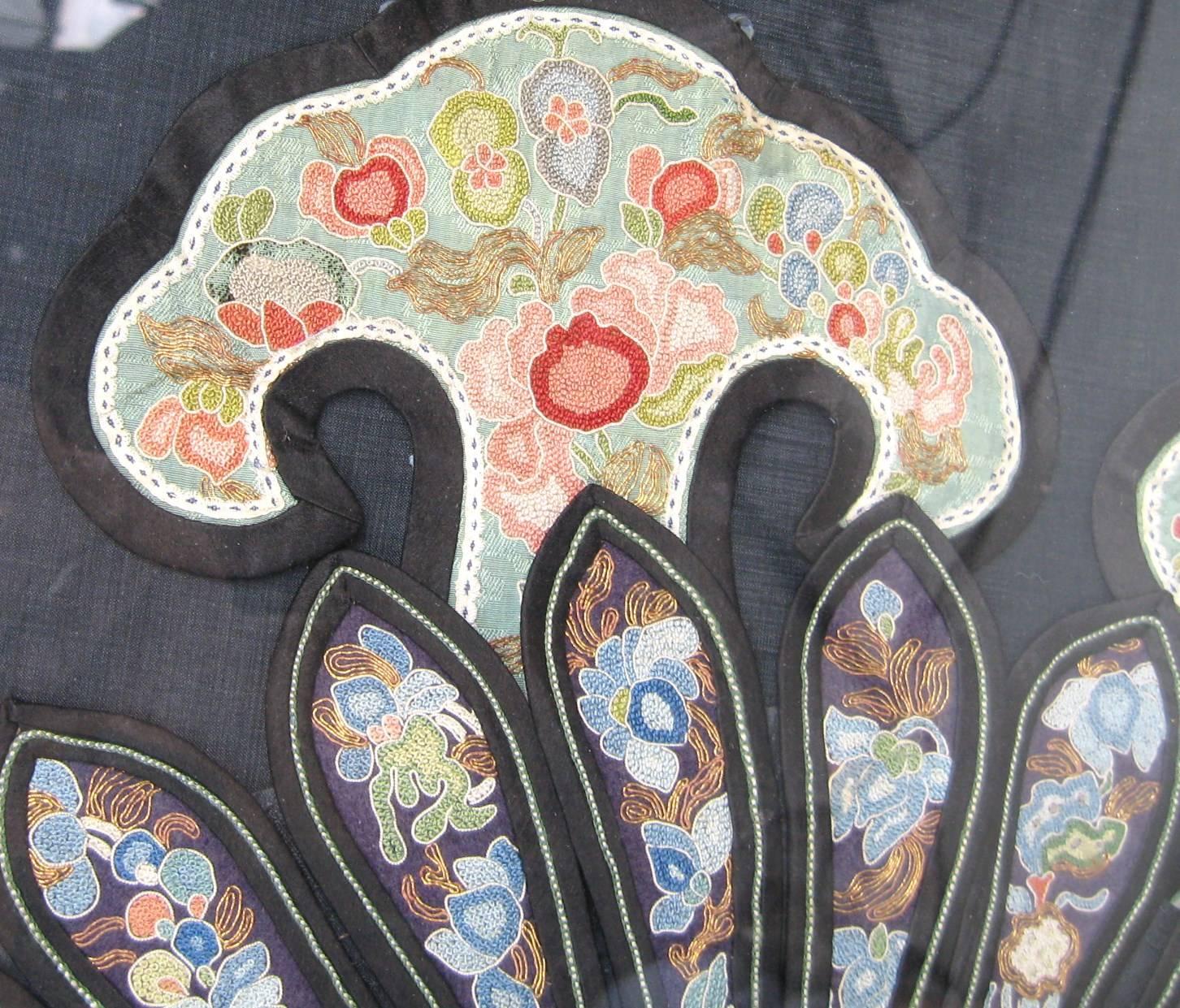 Noir Collier en soie chinoise ancienne avec cadre brodé et brodé  en vente