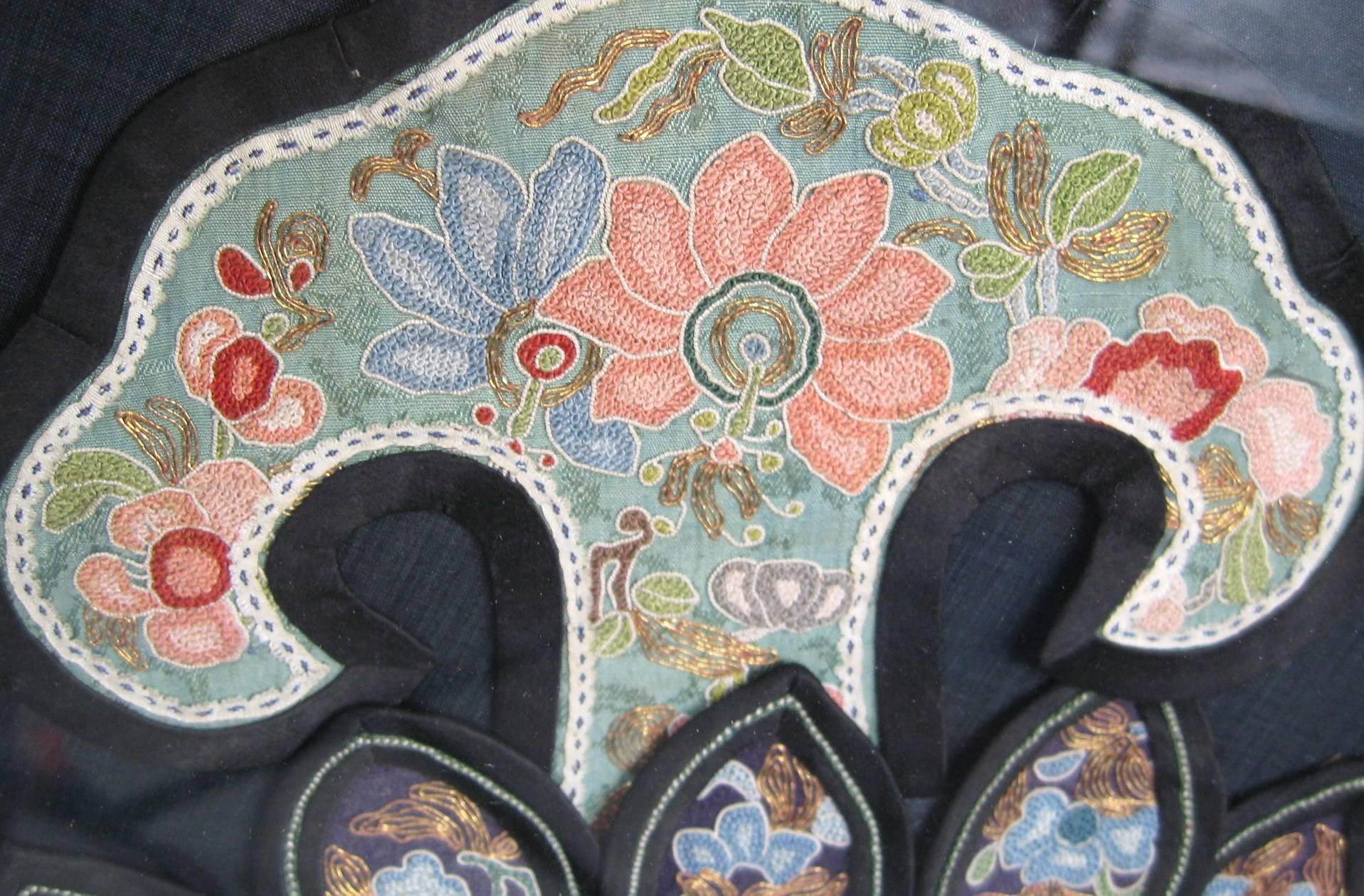 Collier en soie chinoise ancienne avec cadre brodé et brodé  Bon état - En vente à Wallkill, NY