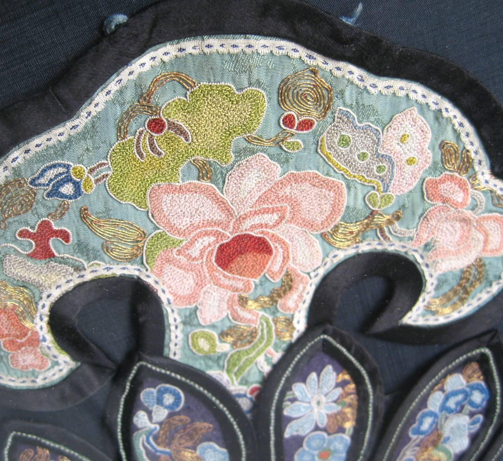 Collier en soie chinoise ancienne avec cadre brodé et brodé  en vente 1