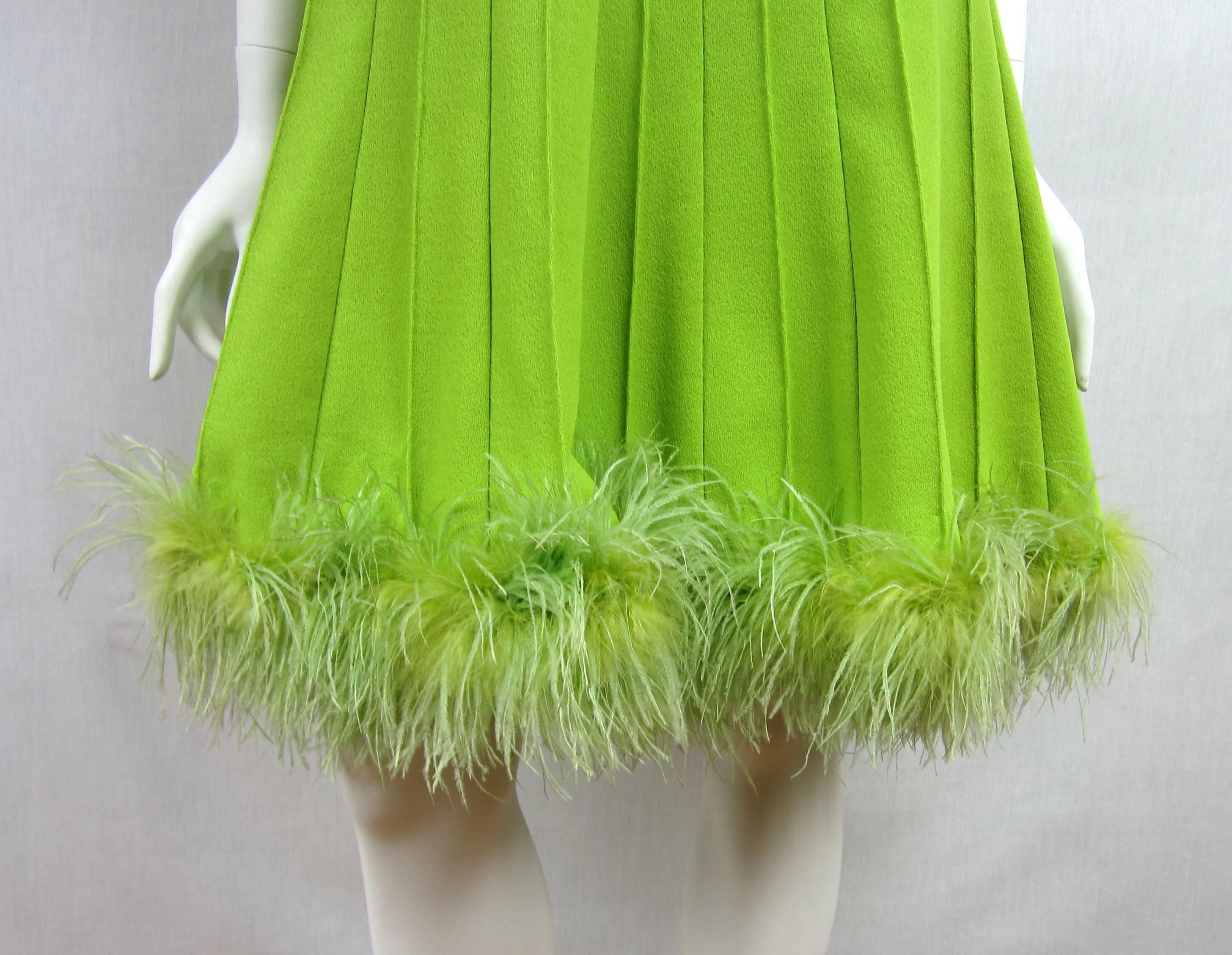 Vert  Joseph Magnin - Robe en maille verte à plumes d'autruche, années 1960 en vente