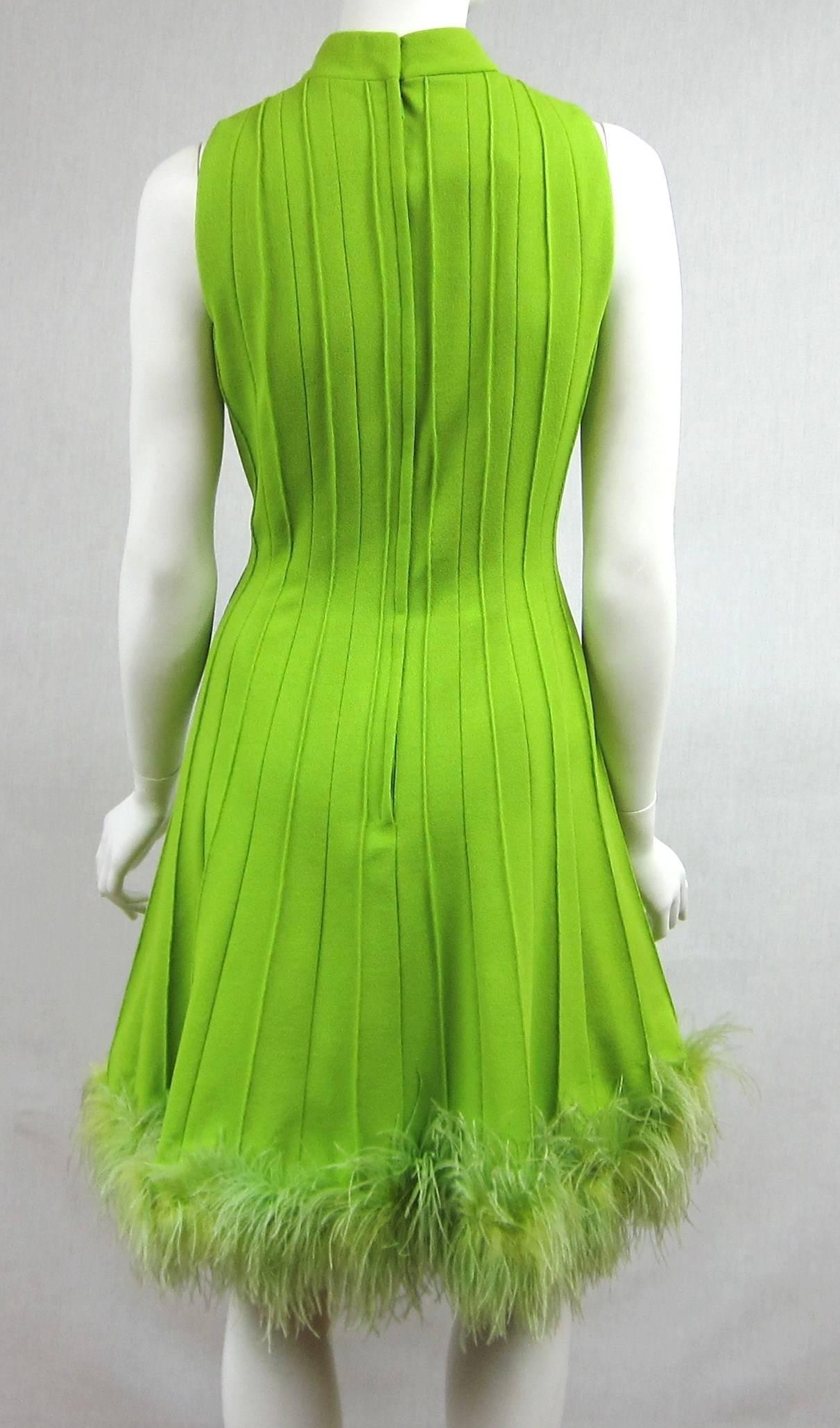  Joseph Magnin - Robe en maille verte à plumes d'autruche, années 1960 Pour femmes en vente