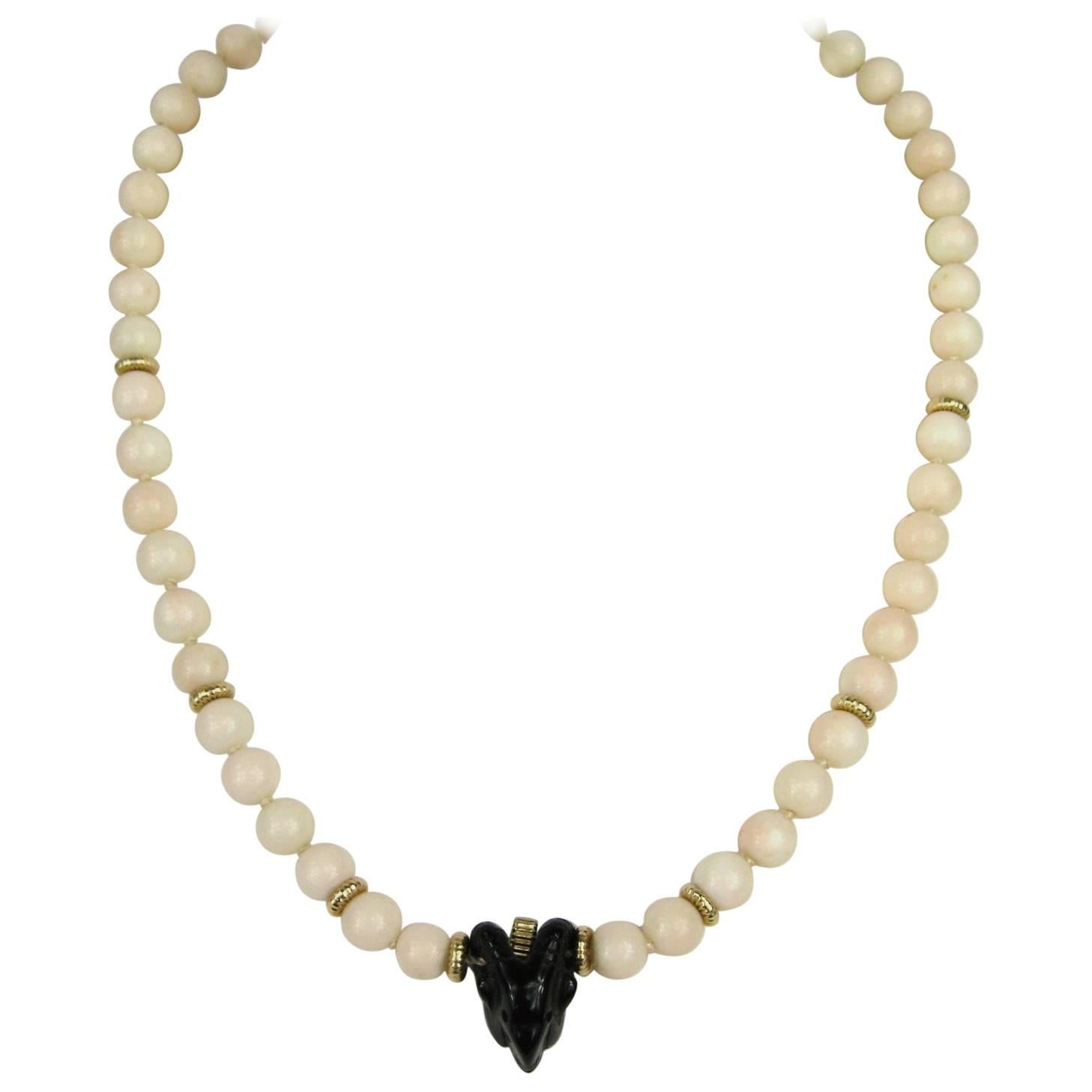 Collier tête de bélier en corail rose et or, onyx et peau d'ange, années 1950 en vente