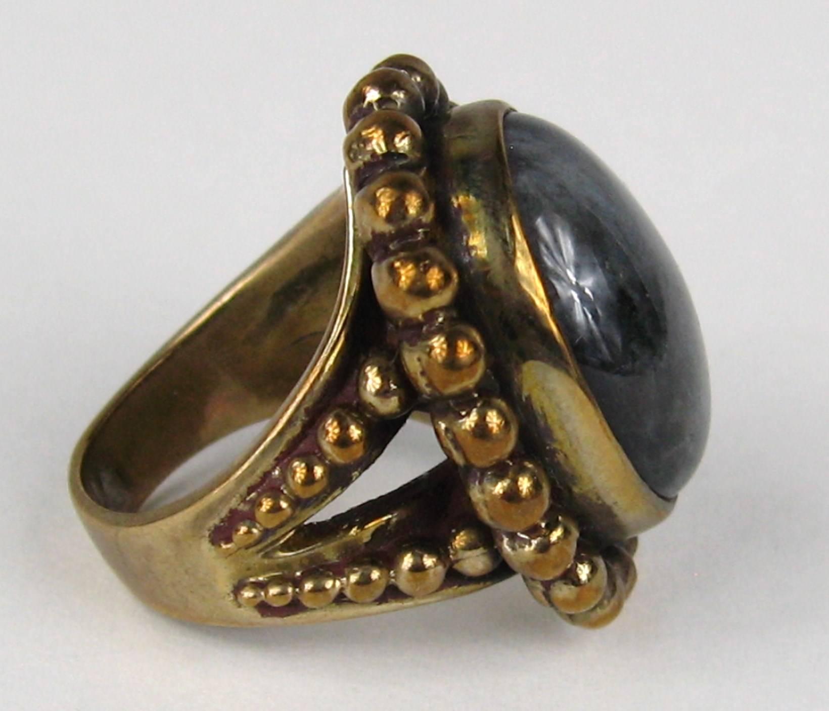 Eine weitere Fantisitc Stephen Dweck Bronze waschen über Sterling Ring. Dies ist New old stock nie getragen, wie die meisten unserer Schmuckstücke ist. Schöner grüner Stein. Er war die ganze Zeit im Lager. Maße: 1,08 Zoll x 0,91 Zoll. Der Ring hat