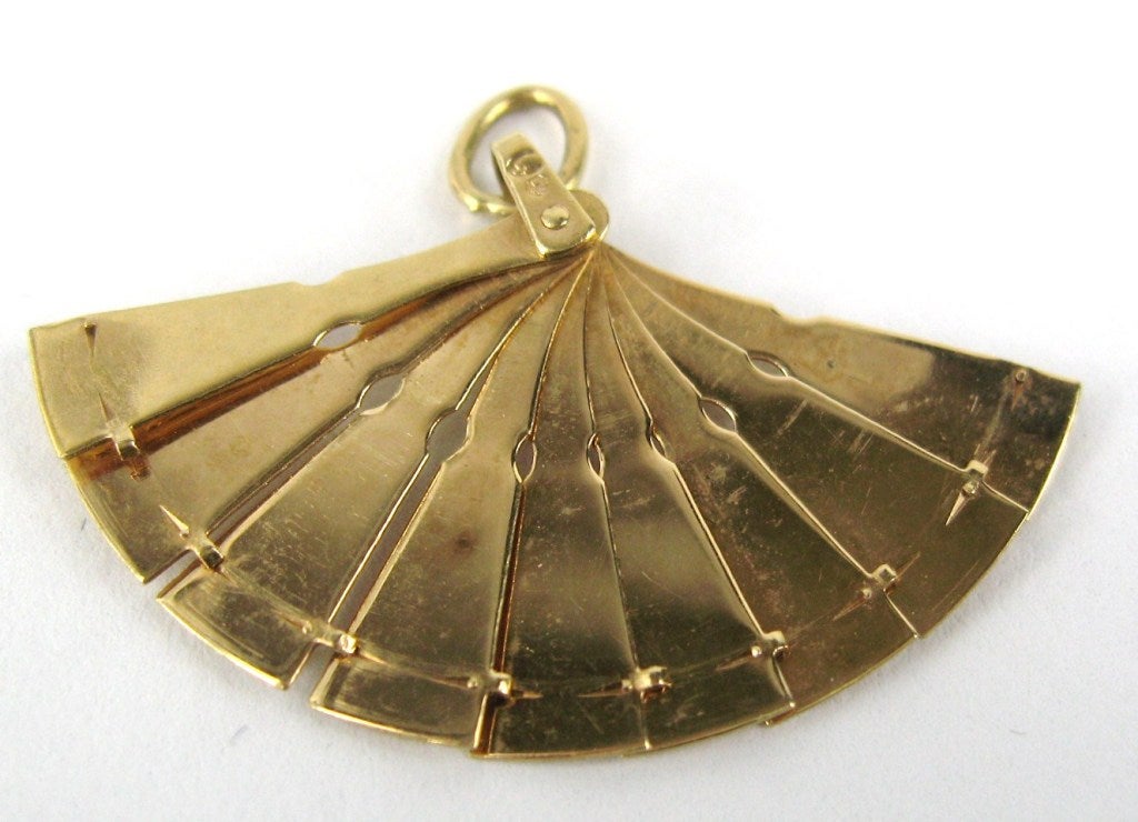 VIntage 18 Karat Gold Fan Charm Pendant In Good Condition In Wallkill, NY