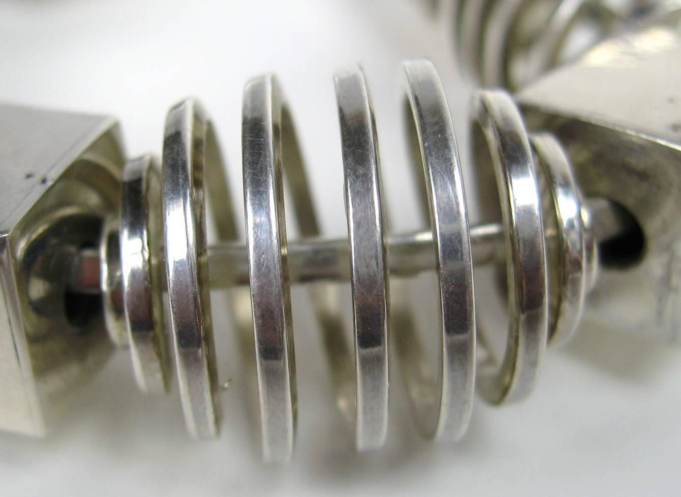 Superbe bracelet manchette moderniste en sterling. Provenant d'une collection massive d'argent sterling. Les spirales font 0,75 pouce de large. Le bracelet est ajustable, l'argent sterling est souple pour s'adapter aux poignets de 6,5 à 7,75. Cet