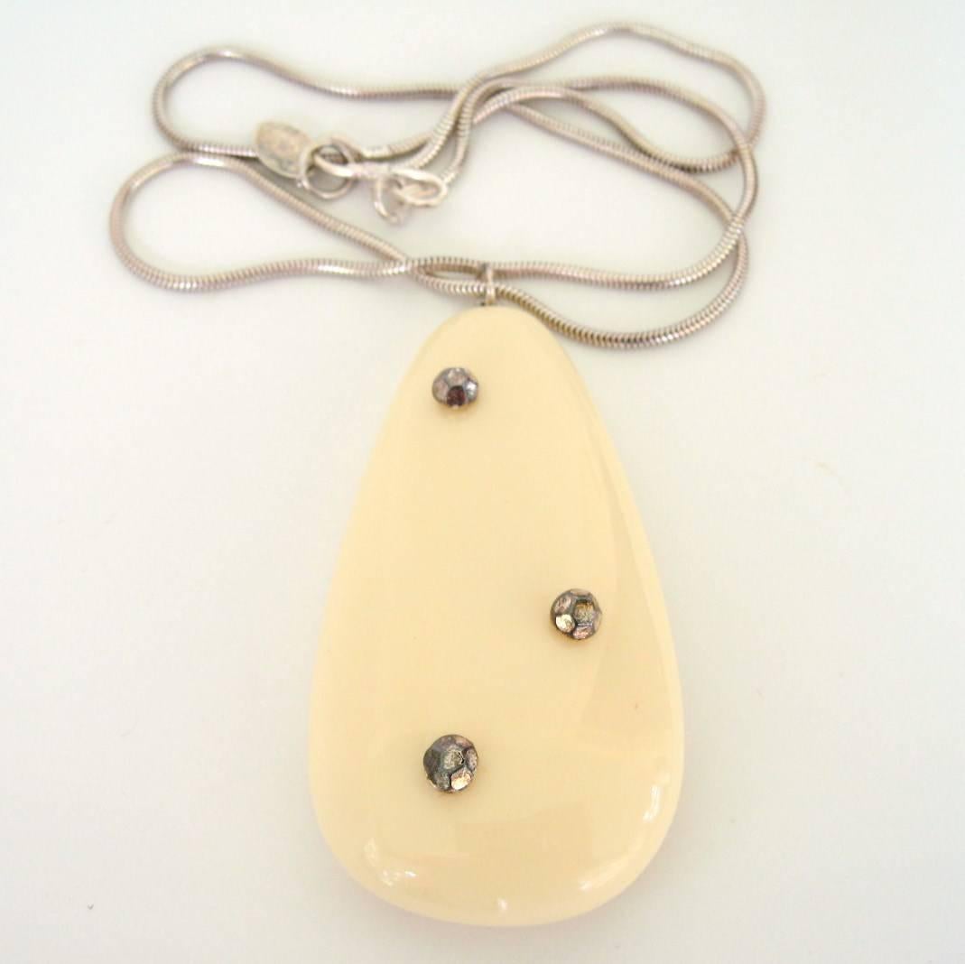 Splendida collana Ferrandis con borchie in osso. Grande goccia ovale. Da indossare con il tuo abito nero o con i tuoi jeans. Stupefacente dal vivo. Argento 925 Catena. Il ciondolo misura 1,88 pollici x 3,59 pollici dall'alto verso il basso. Philippe